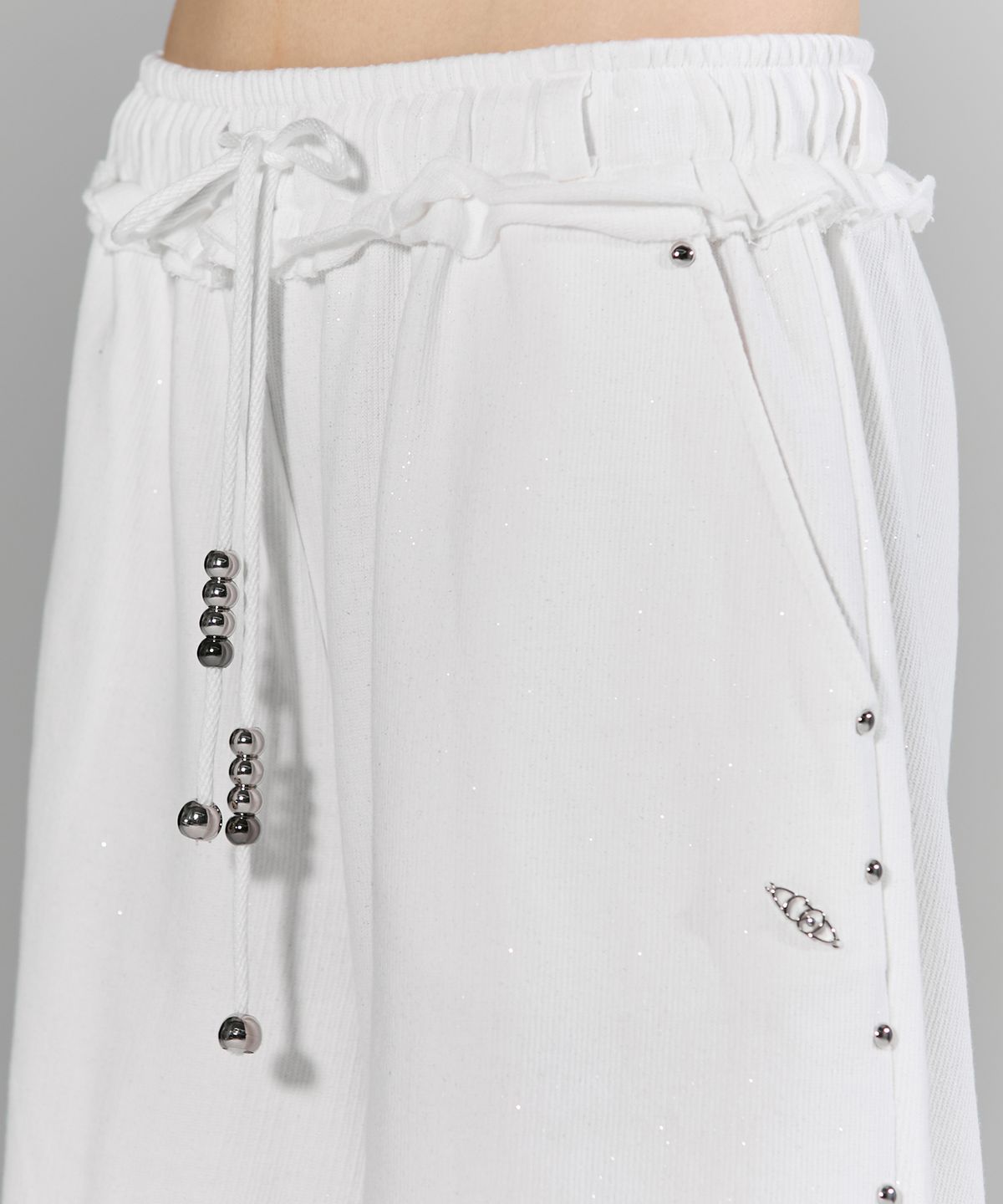 체리퀴리(CHERRYQUIRI) stud twinkle jogger bermuda pt - white