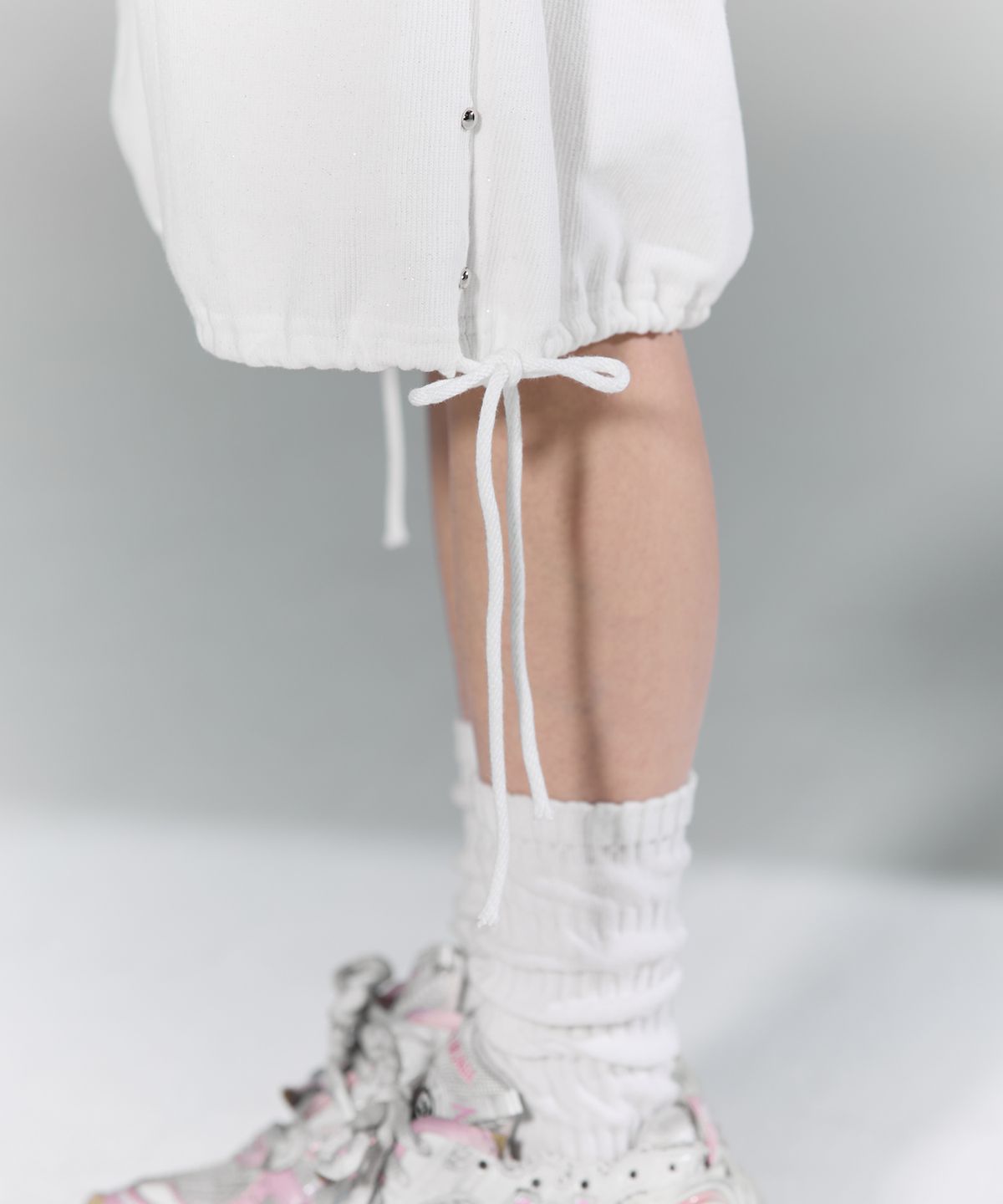 체리퀴리(CHERRYQUIRI) stud twinkle jogger bermuda pt - white