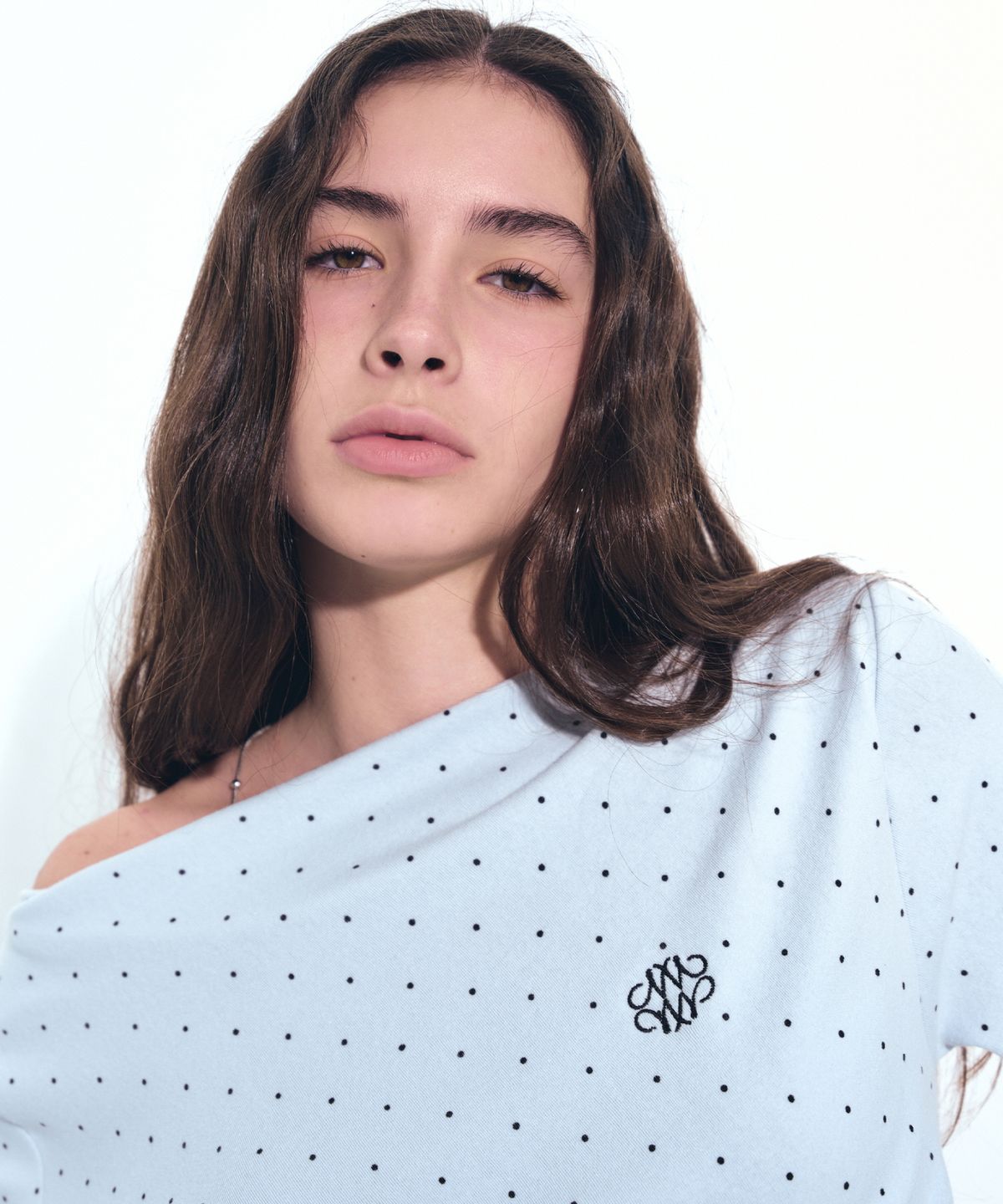 닉앤니콜(NICK&NICOLE) DOT HALF SHIRRING DRAPE BOAT NECK TOP_SORA