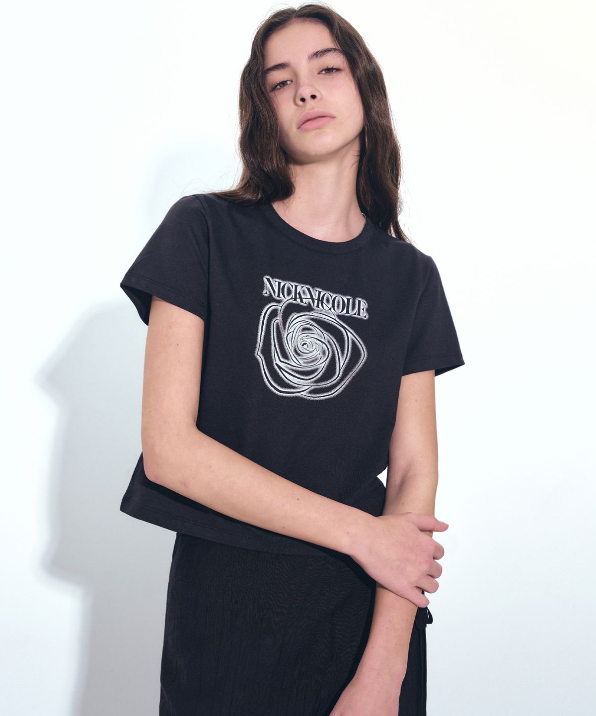 닉앤니콜(NICK&NICOLE) ROSE SHADOW CROP TOP_BLACK WHITE