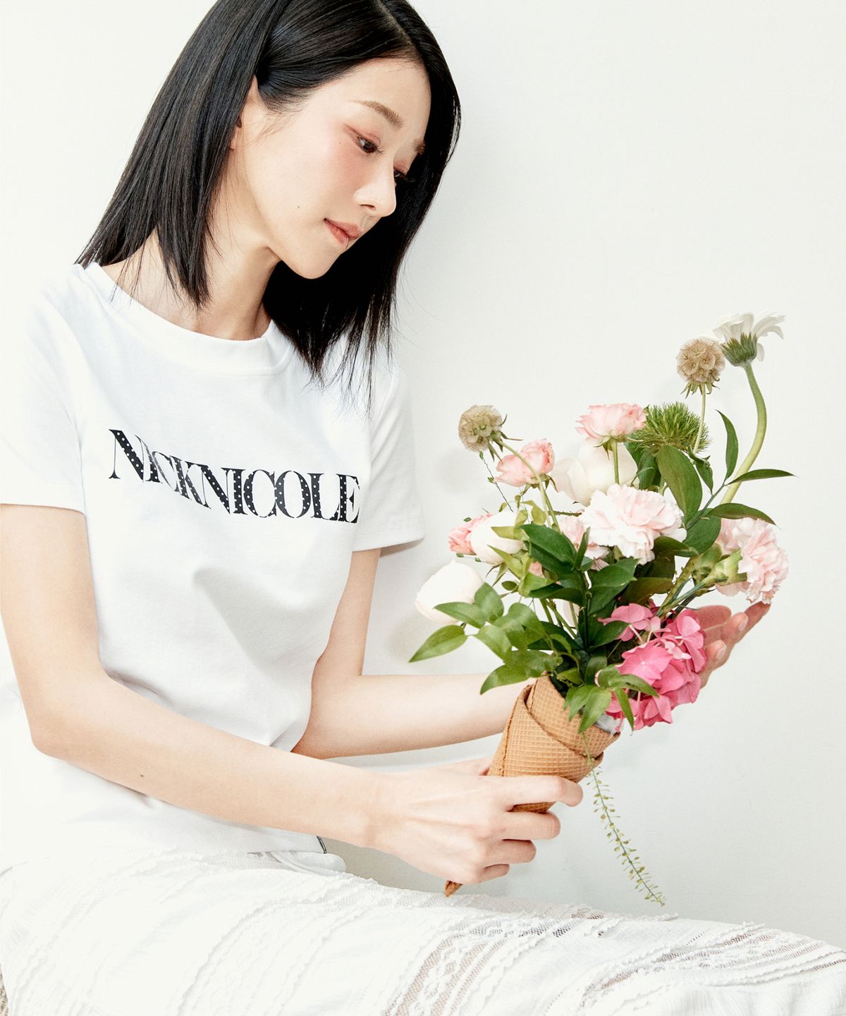 닉앤니콜(NICK&NICOLE) NICOLE DOT LETTERING SLIM TOP_WHITE