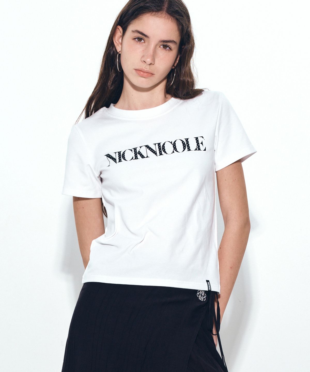 닉앤니콜(NICK&NICOLE) NICOLE DOT LETTERING SLIM TOP_WHITE