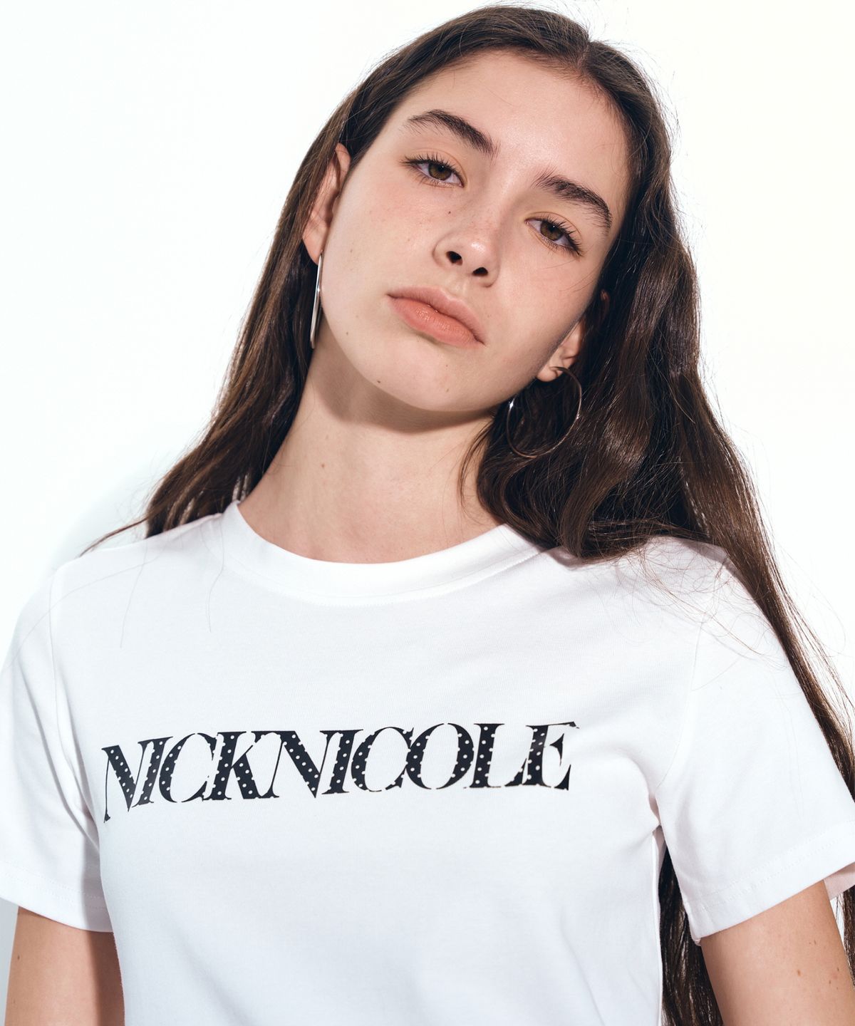 닉앤니콜(NICK&NICOLE) NICOLE DOT LETTERING SLIM TOP_WHITE