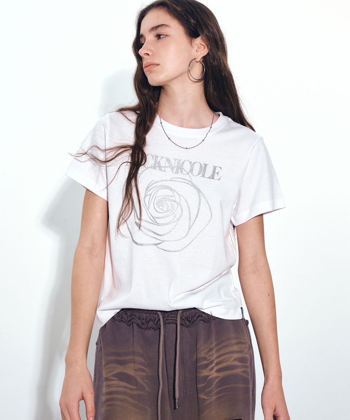닉앤니콜(NICK&NICOLE) ROSE NICOLE LABEL SLIM TOP_WHITE SILVER