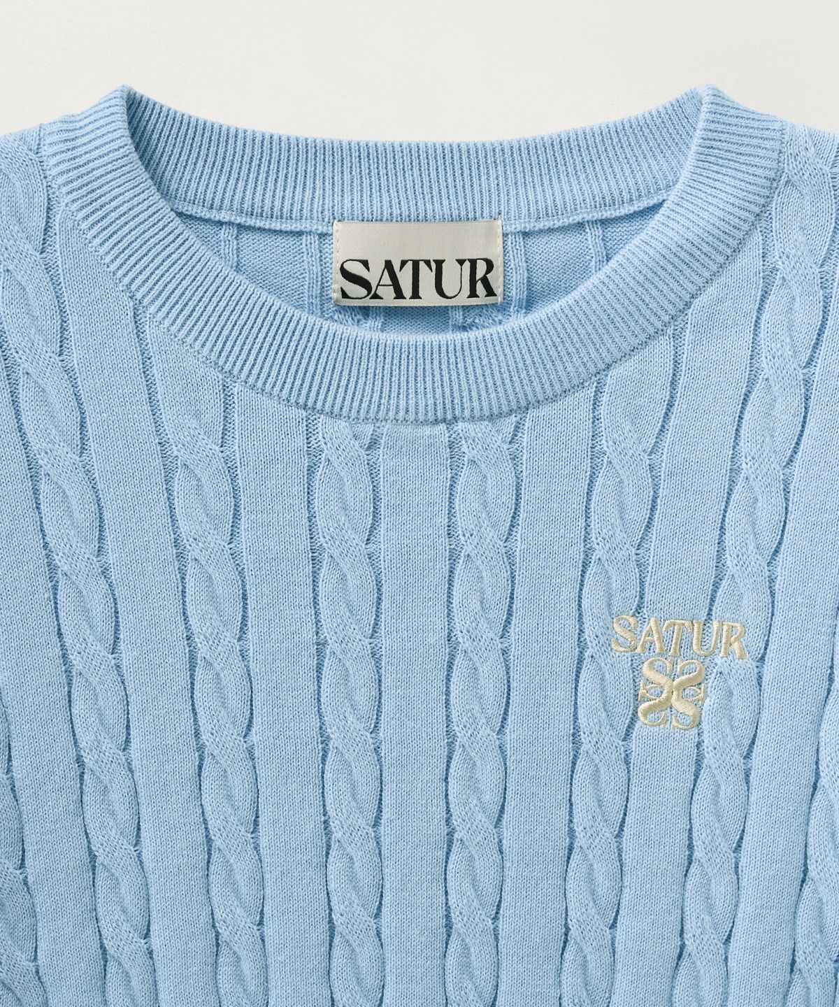세터(SATUR) (W) 케이블 크루 넥 하프 니트 스카이 블루