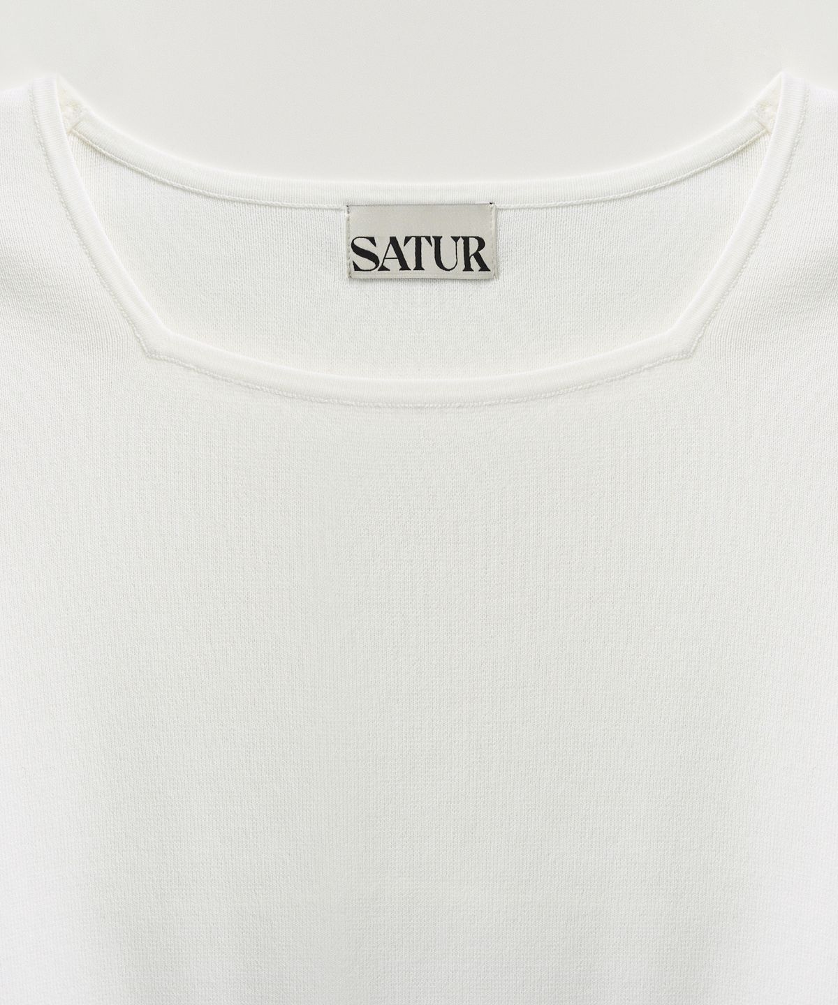 세터(SATUR) (W) 스퀘어 슬림 핏 하프 니트 화이트