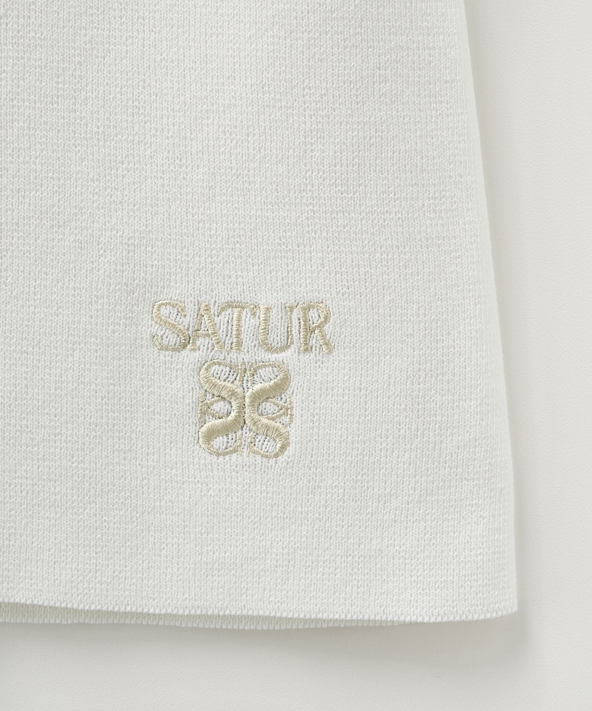 세터(SATUR) (W) 스퀘어 슬림 핏 하프 니트 화이트