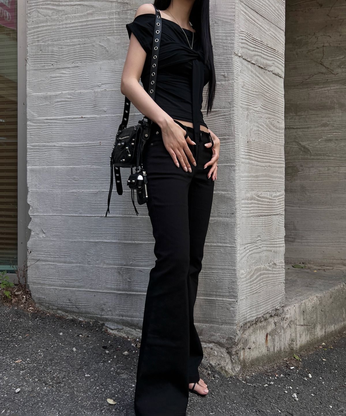 이네기(INEGI) Drape Flow Tie Top (black)