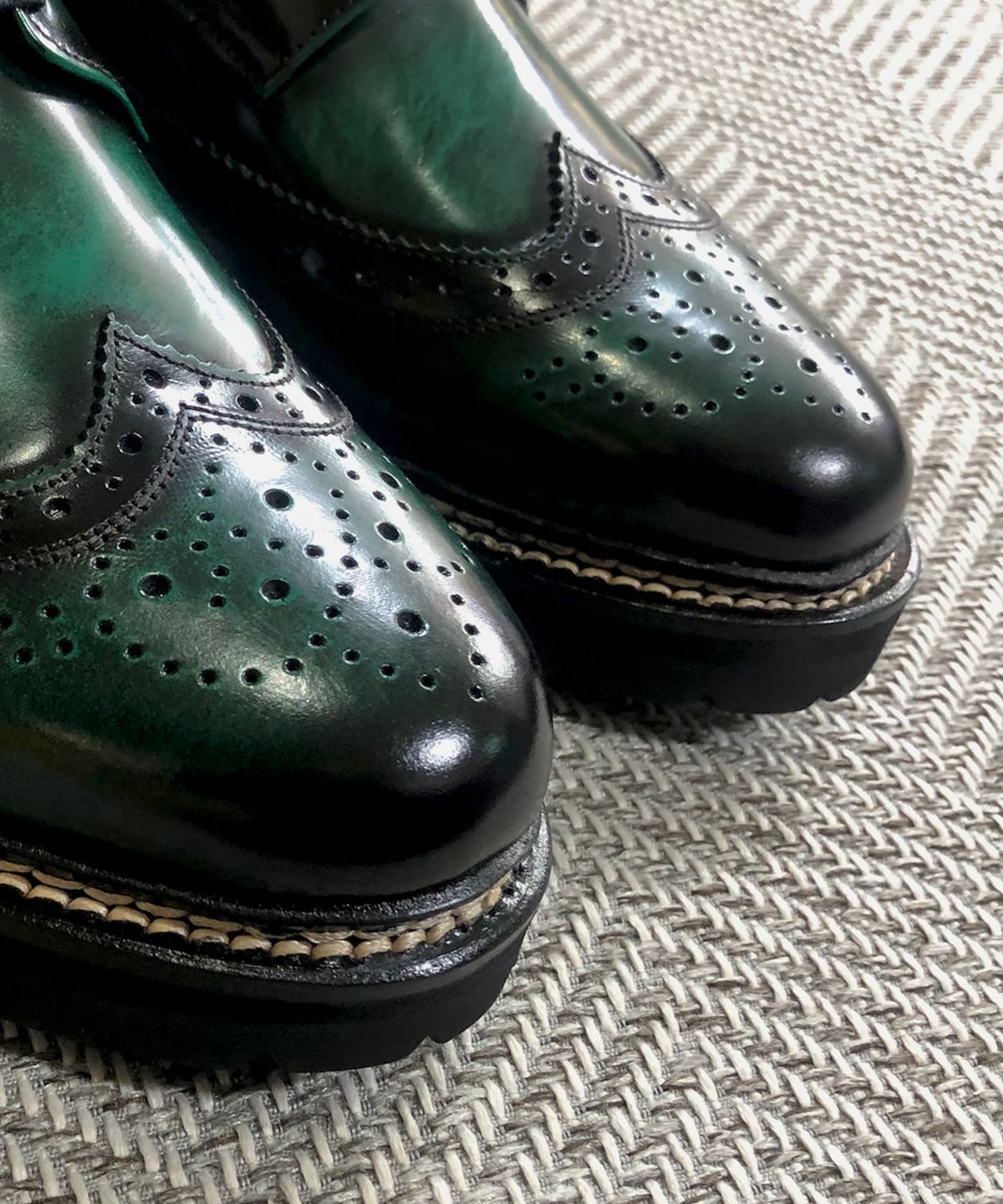조앤슈(JOENSHOE) 휴만 스티치 윙팁 옥스퍼드 에메랄드 그린