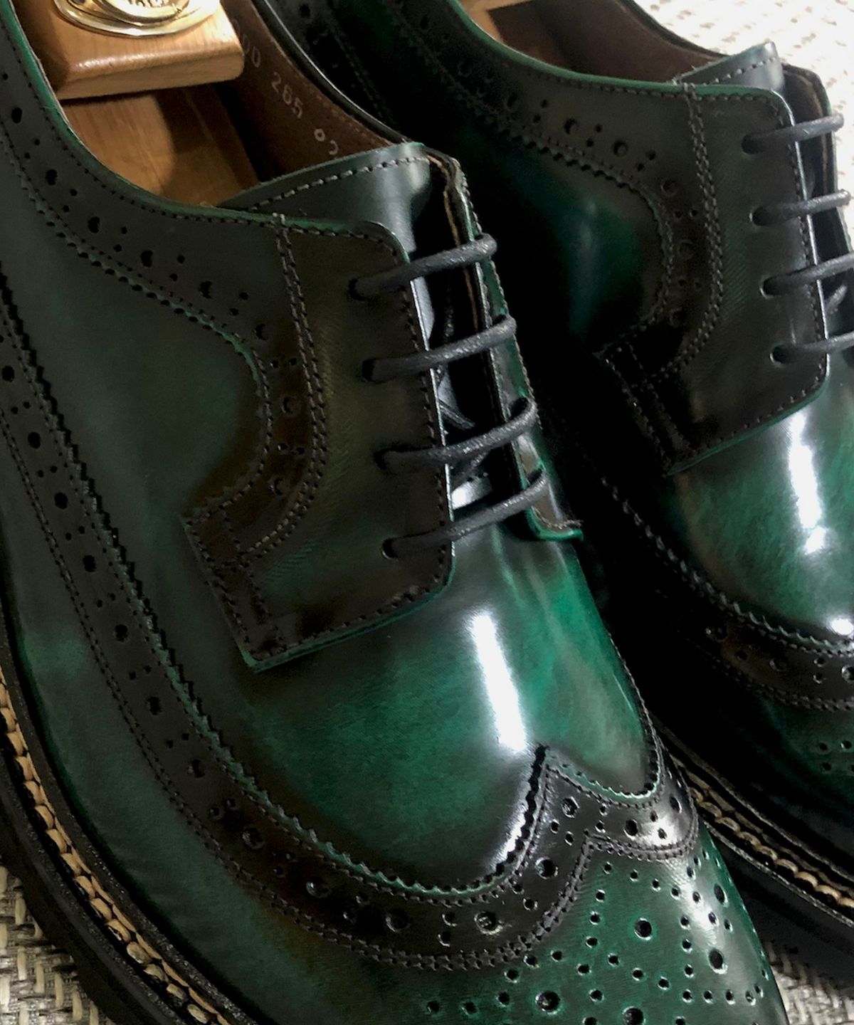조앤슈(JOENSHOE) 휴만 스티치 윙팁 옥스퍼드 에메랄드 그린