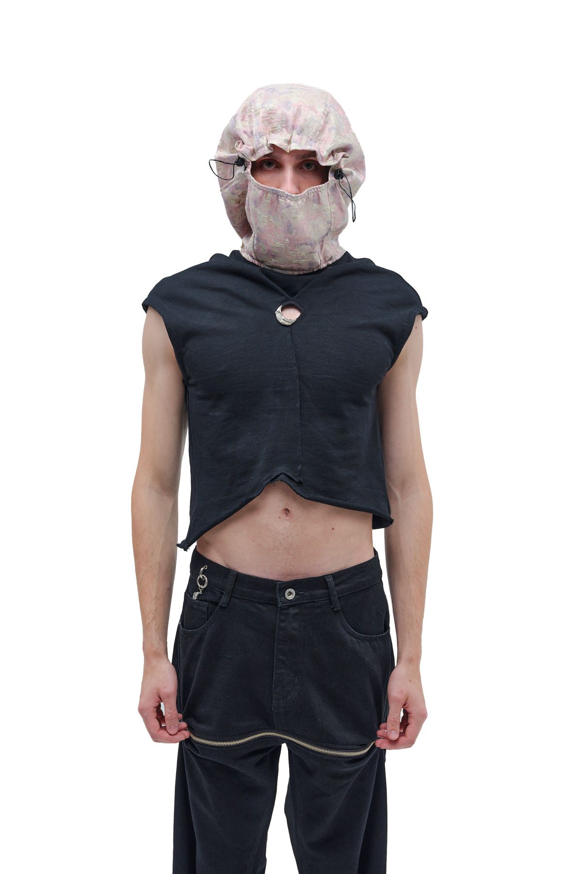 뭉제르(MOONGER) Hollow Moon Cropped Sleeveless T-shirt