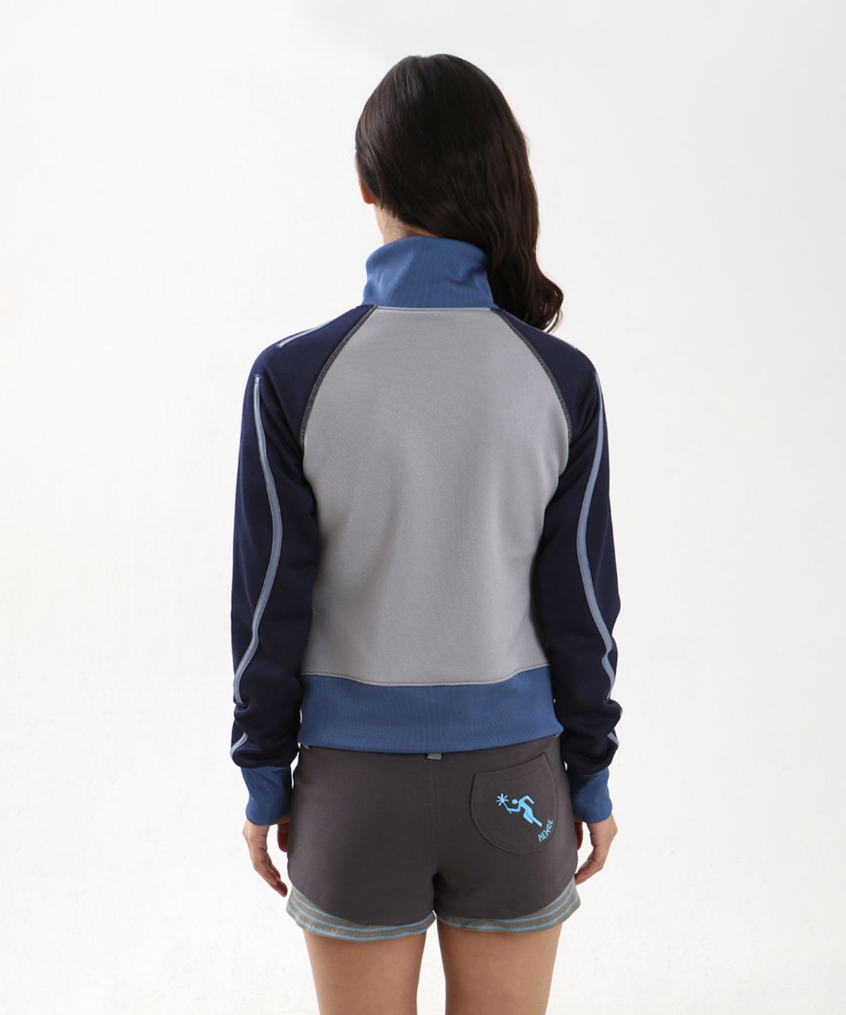 뉴제(NEWGE) Curved Line Track Top (NAVY)