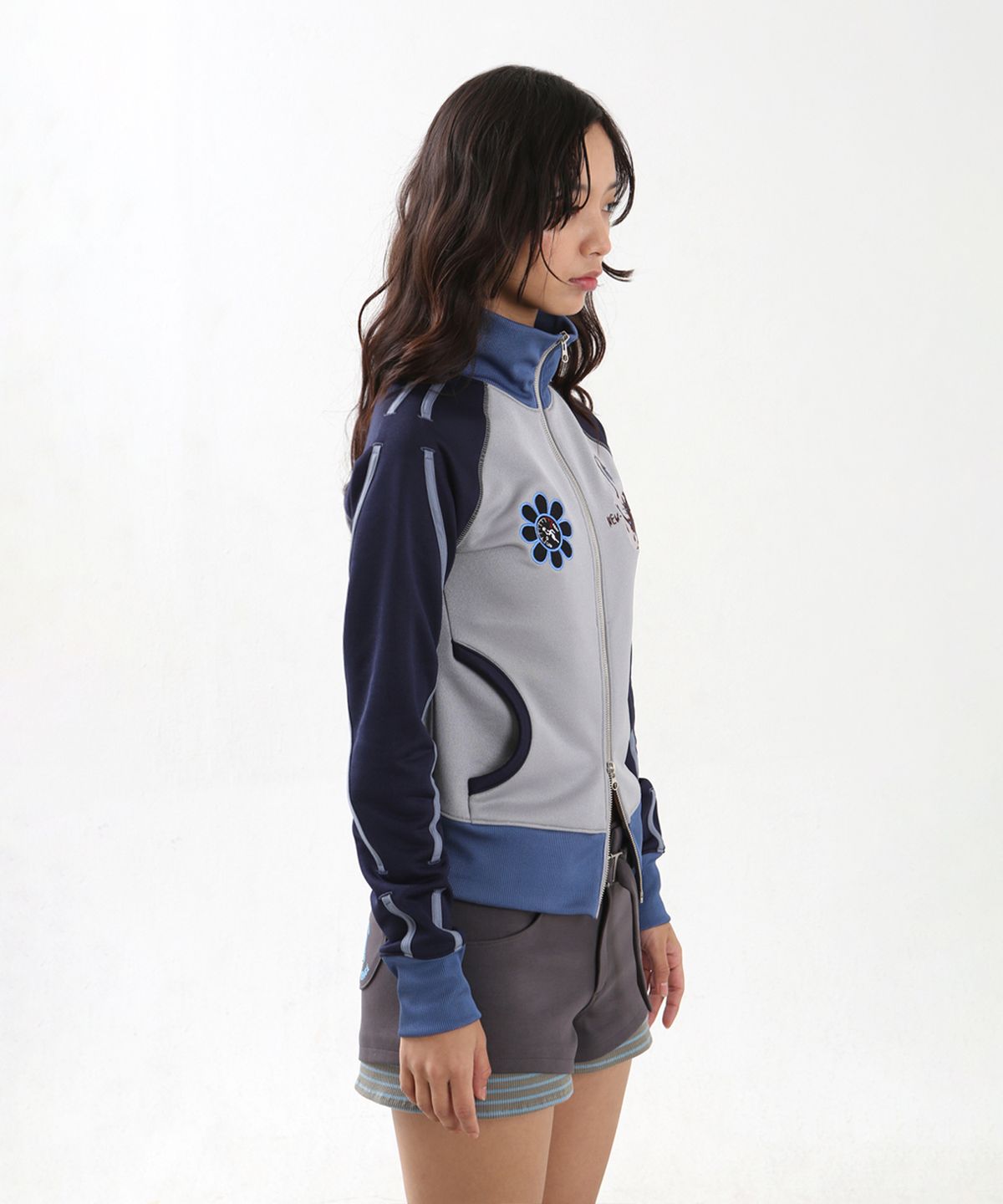 뉴제(NEWGE) Curved Line Track Top (NAVY)