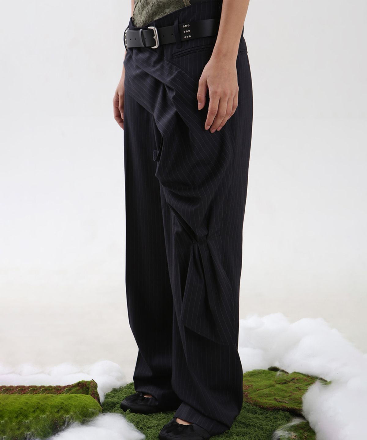 뉴제(NEWGE) Draped Stripe Slacks (BLACK)