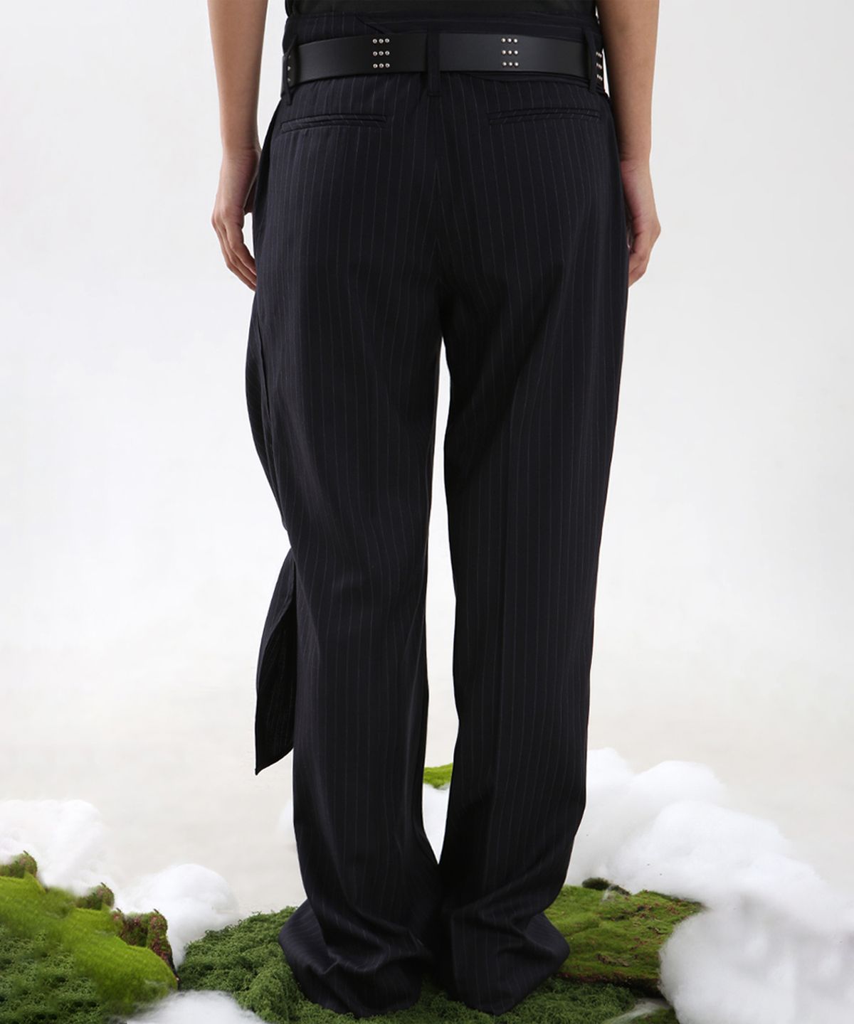 뉴제(NEWGE) Draped Stripe Slacks (BLACK)