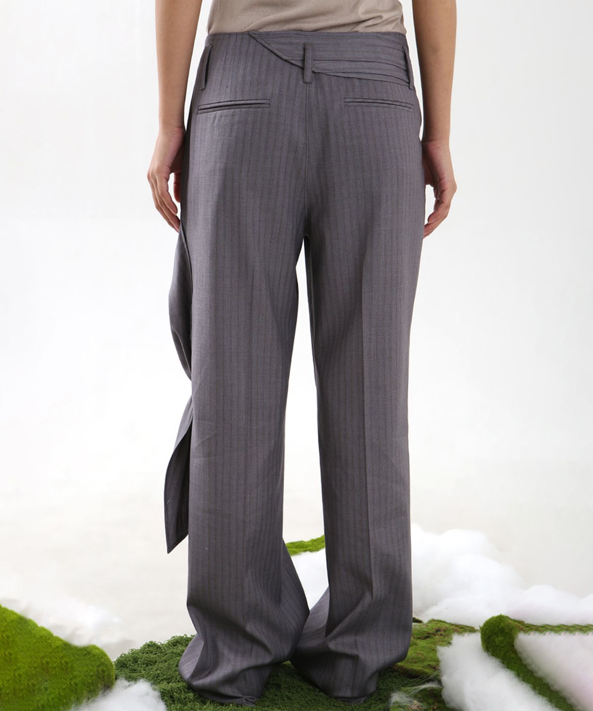 뉴제(NEWGE) Draped Stripe Slacks (GRAY)