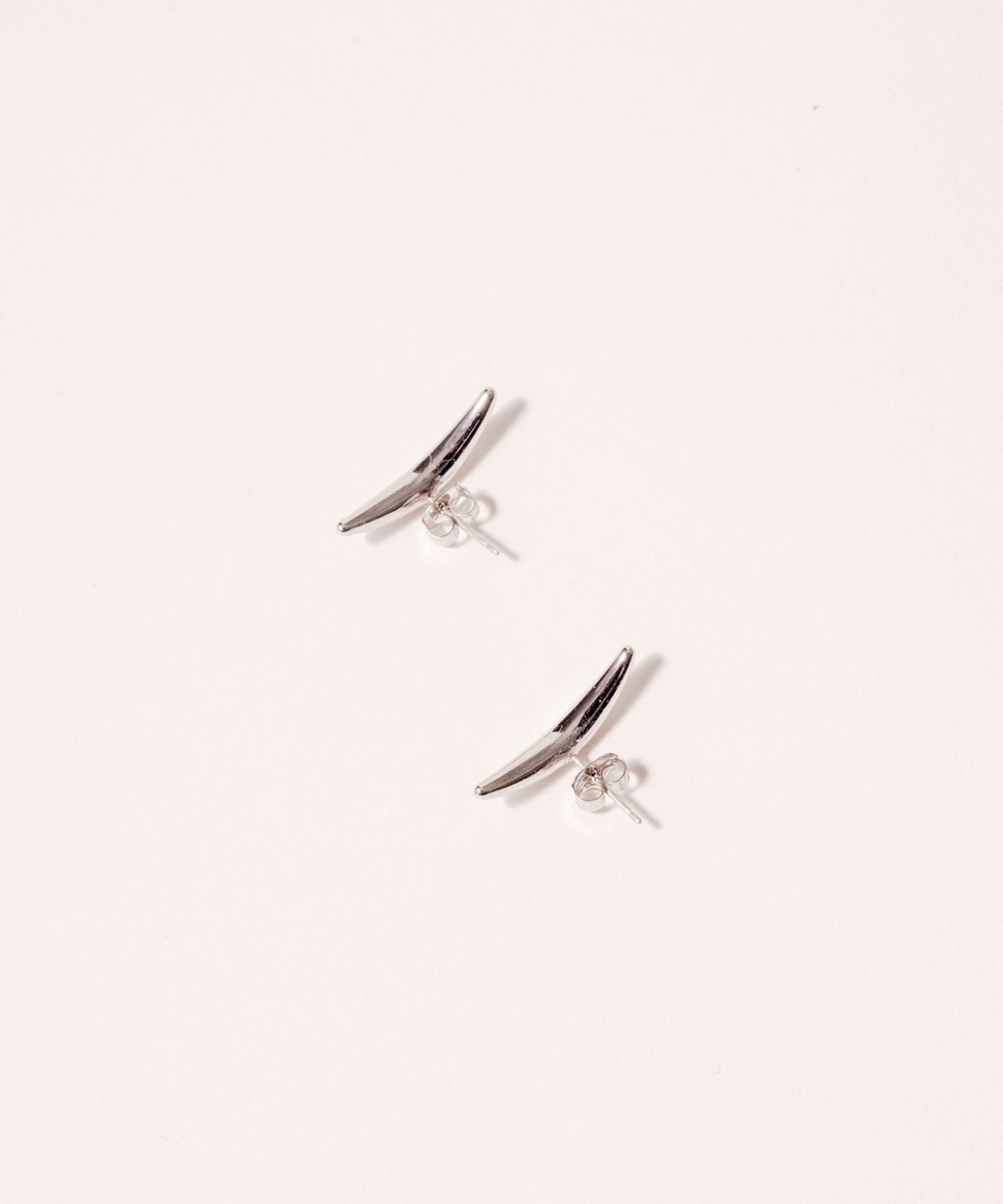 노비스도쿄(NOVICE TOKYO) 초승달 스터드 피어스 Crescent Moon Studs Pierce  / Silver