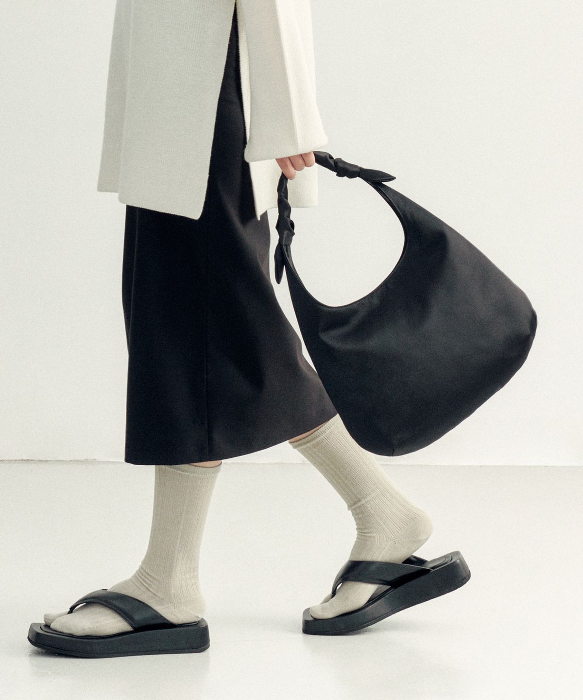 태서울(TAESEOUL) tae knot hobo bag