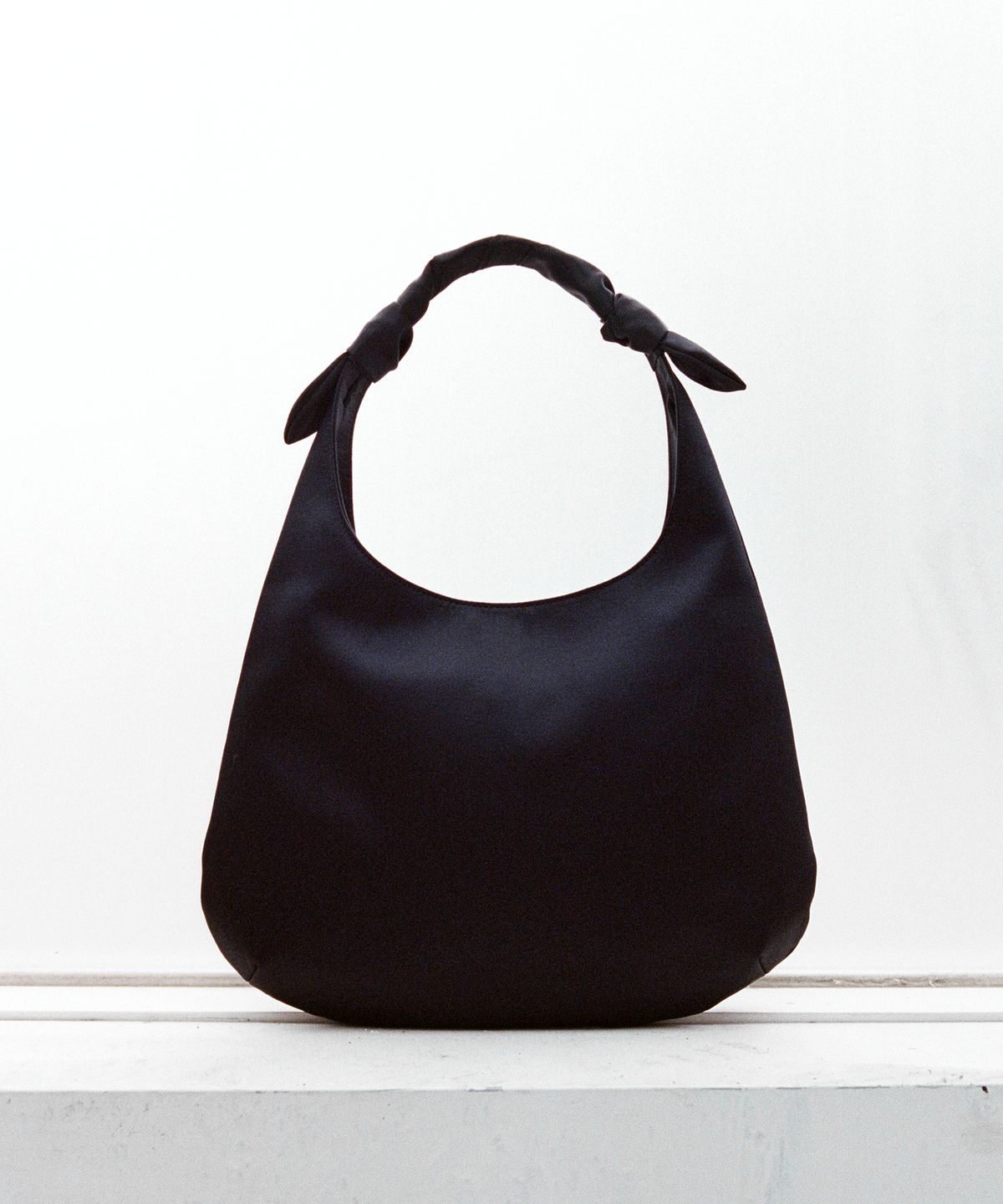 태서울(TAESEOUL) tae knot hobo bag