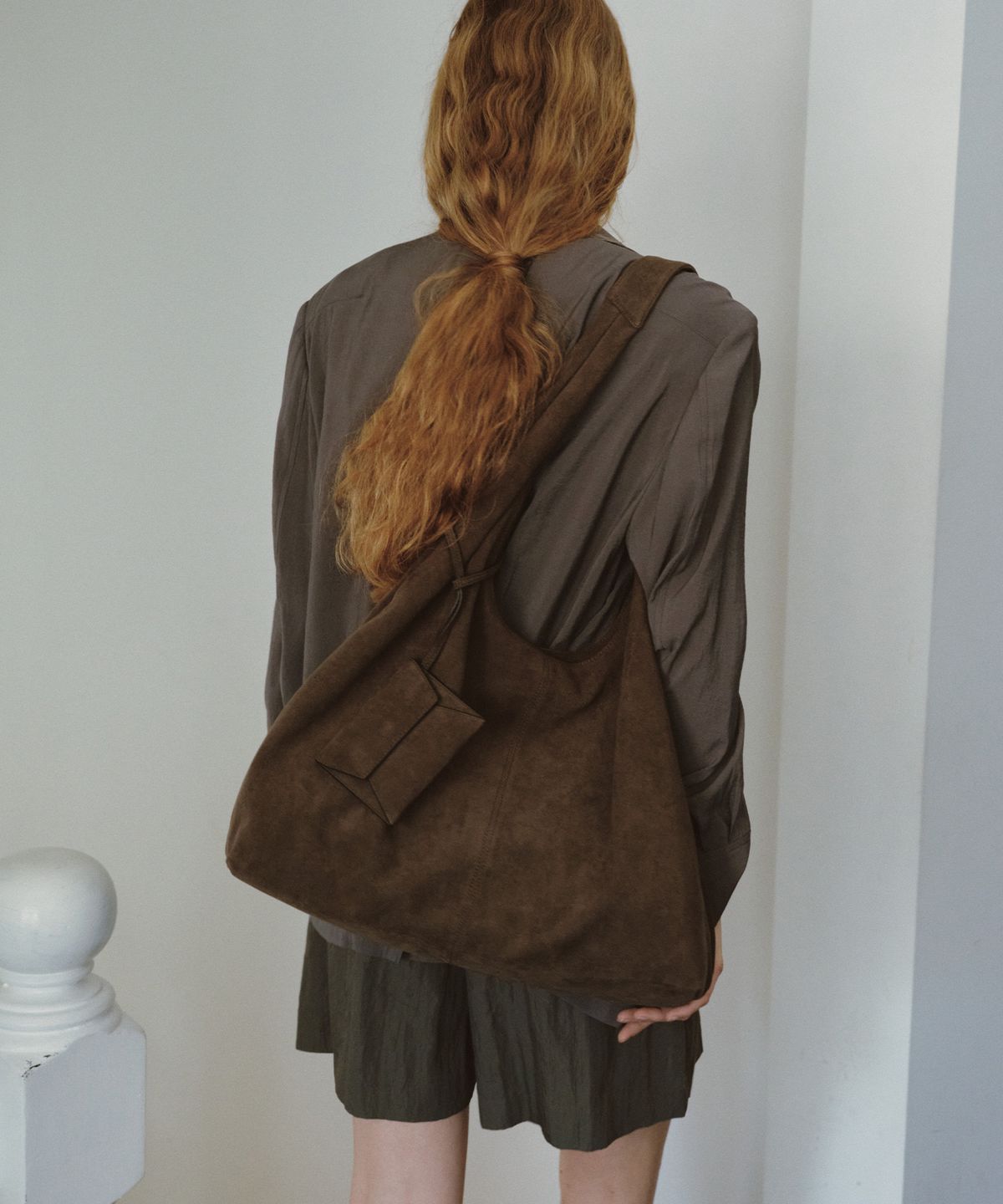 태서울(TAESEOUL) Leaf hobo suede bag (Dark brown)