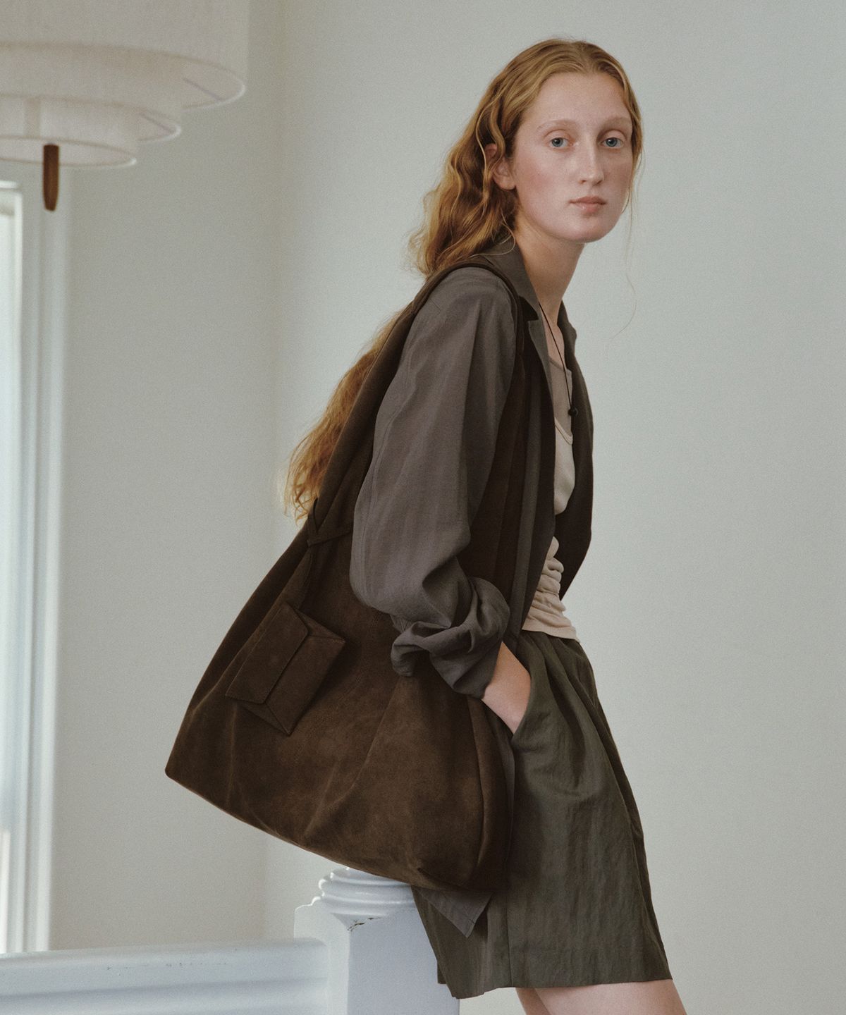 태서울(TAESEOUL) Leaf hobo suede bag (Dark brown)