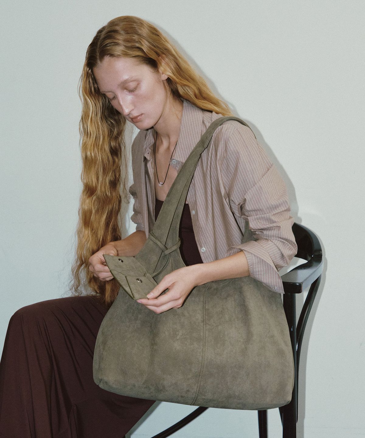 태서울(TAESEOUL) Leaf hobo suede bag (Olive green)