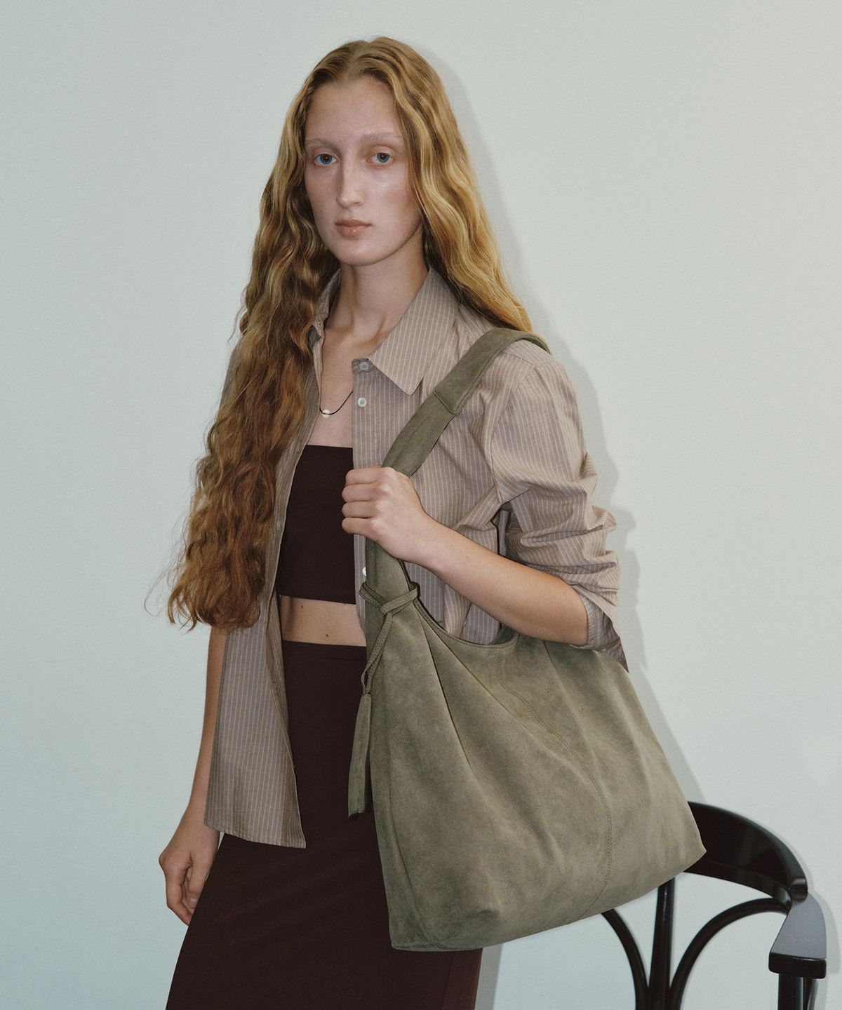 태서울(TAESEOUL) Leaf hobo suede bag (Olive green)