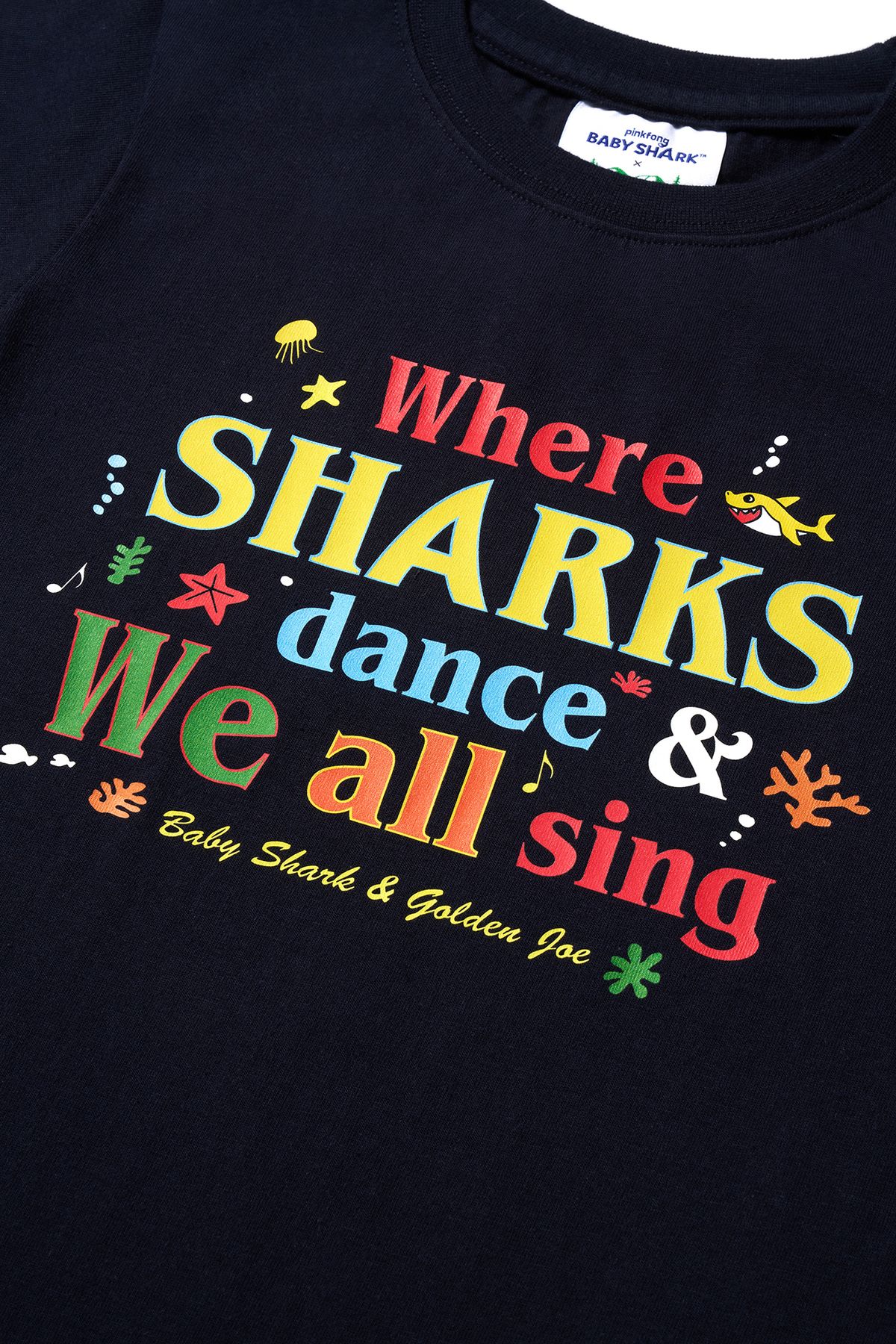 골든조(GOLDENJOE) [ GOLDENJOE X BABY SHARK ] SHARKS  DANCE T-SHIRT