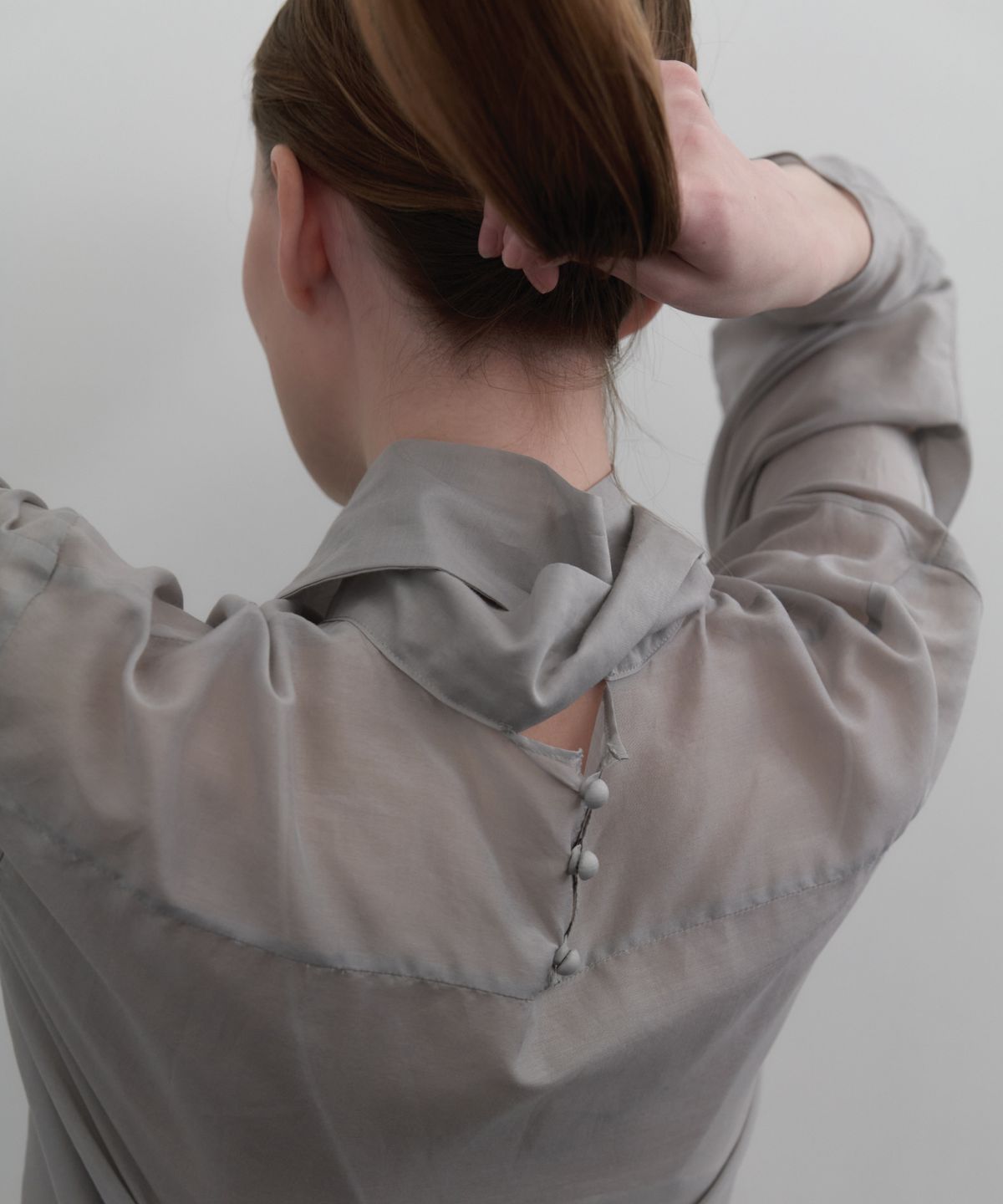 앤테(AENTE) Silky cotton tie blouse - Silver gray