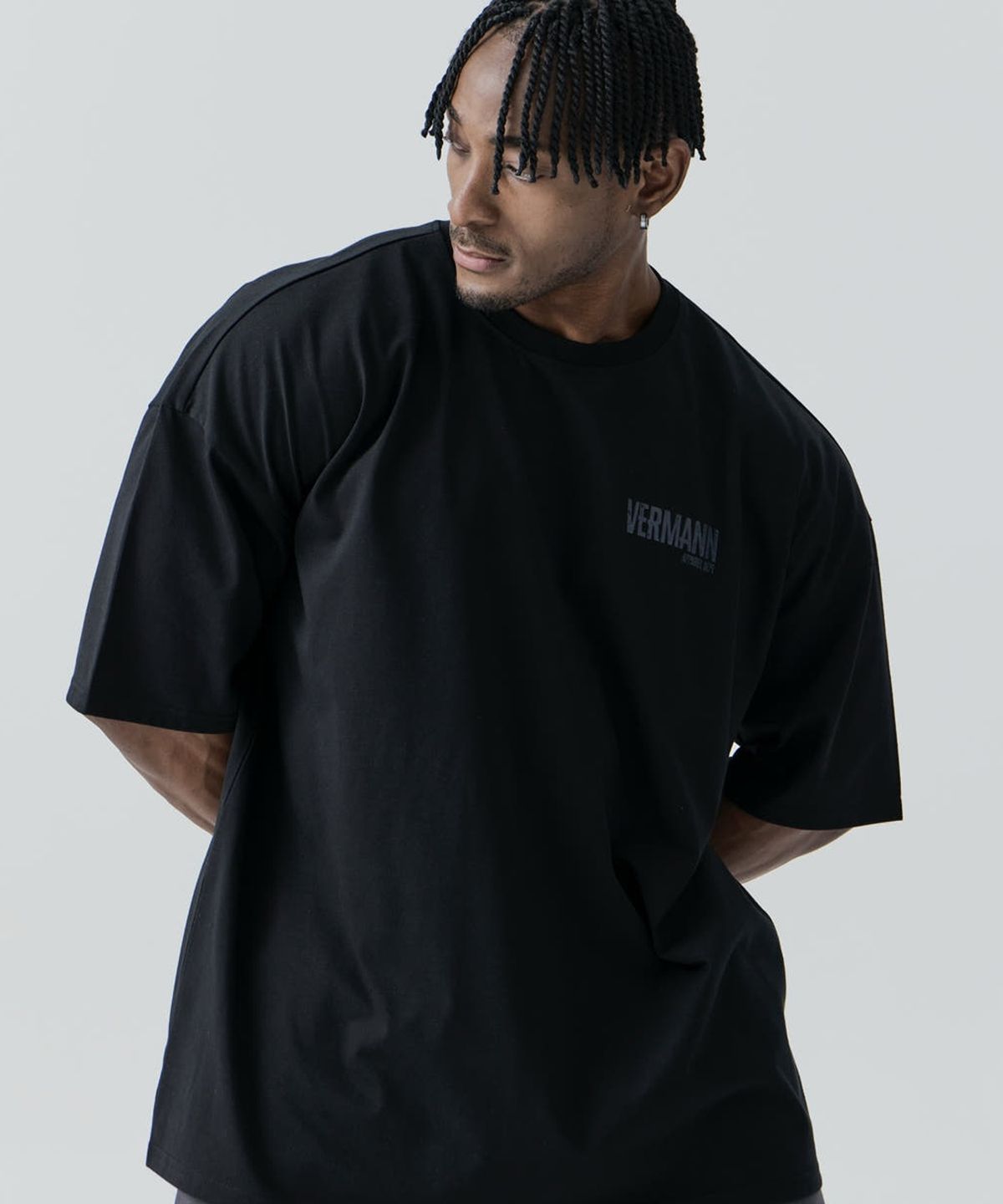 베르만 어패럴(VERMANN APPAREL) 크랙 로고 오버핏 반팔티 블랙