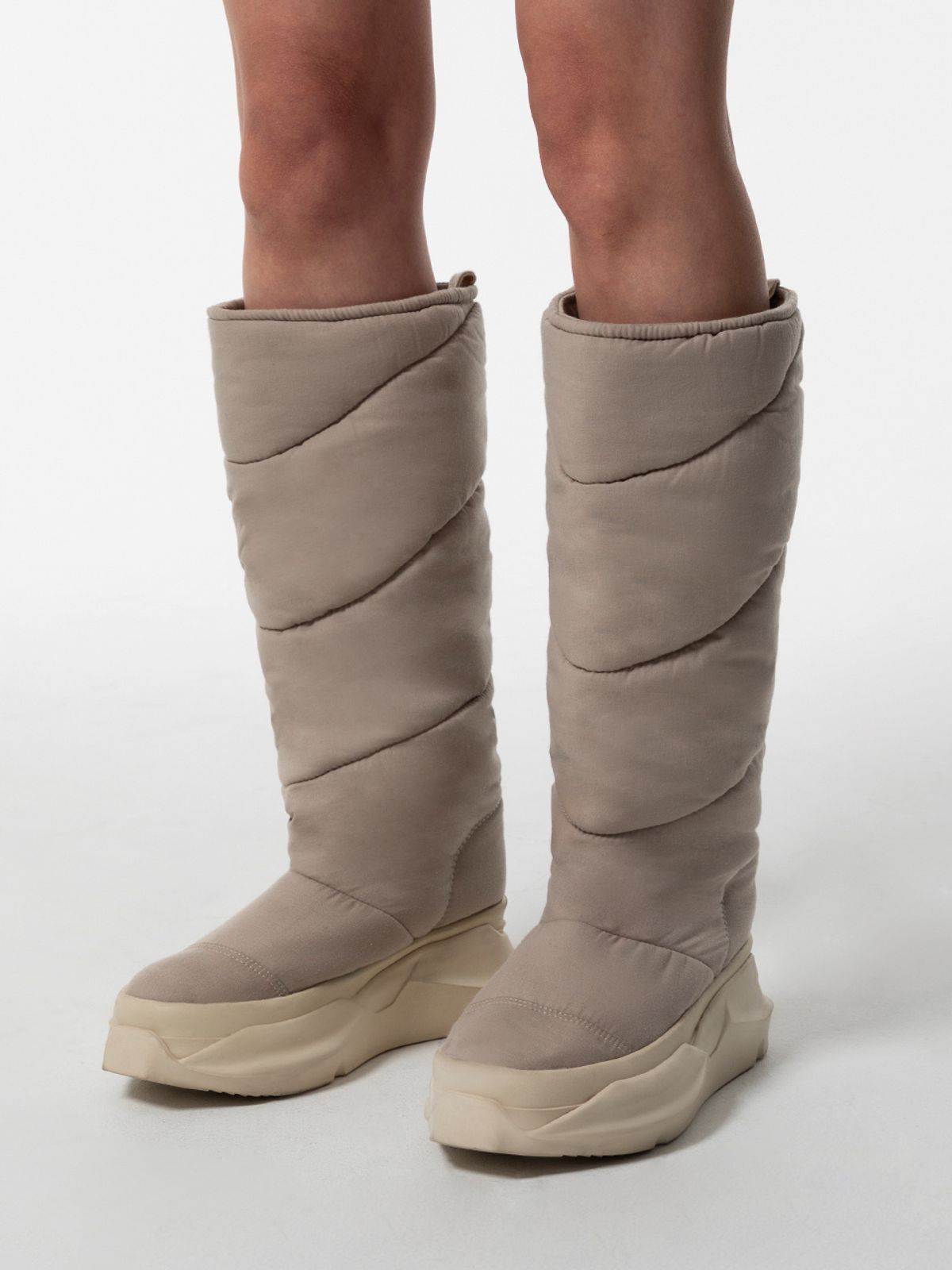 와이이이엘(YEEL) PUFFER HIGH BOOTS BEIGE
