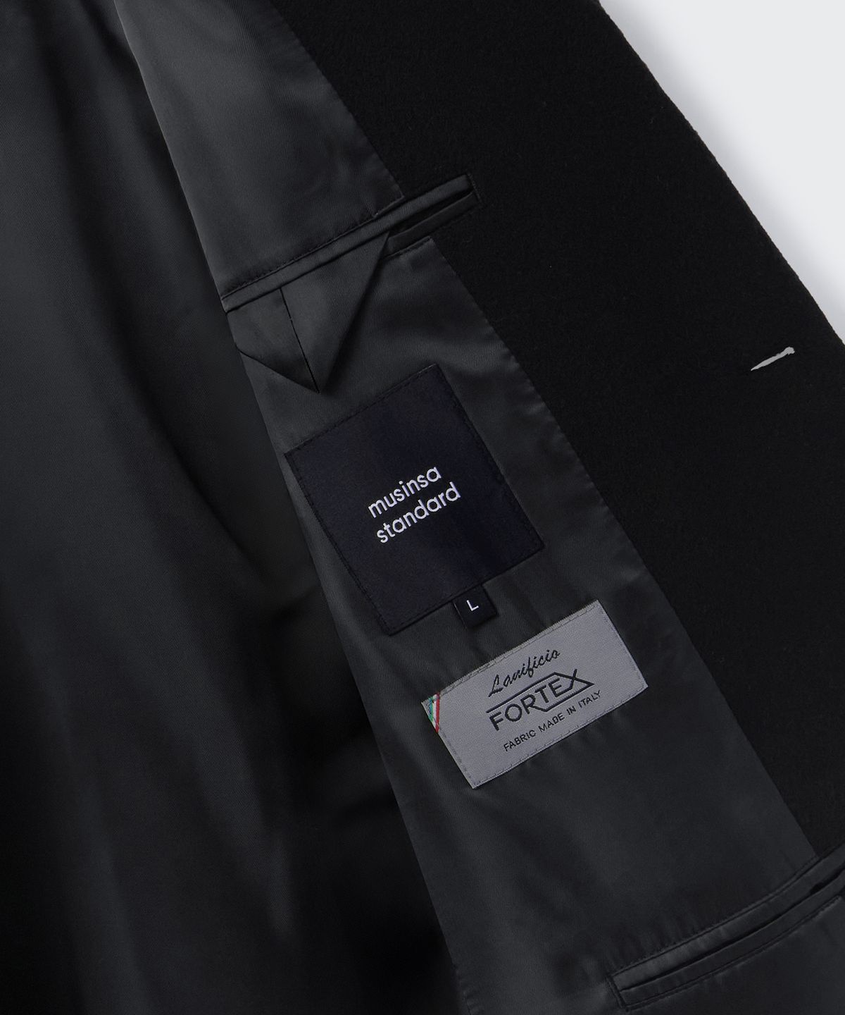 무신사 스탠다드(MUSINSA STANDARD) FORTEX 펠트 대디 숄더 싱글 롱 코트 [블랙]