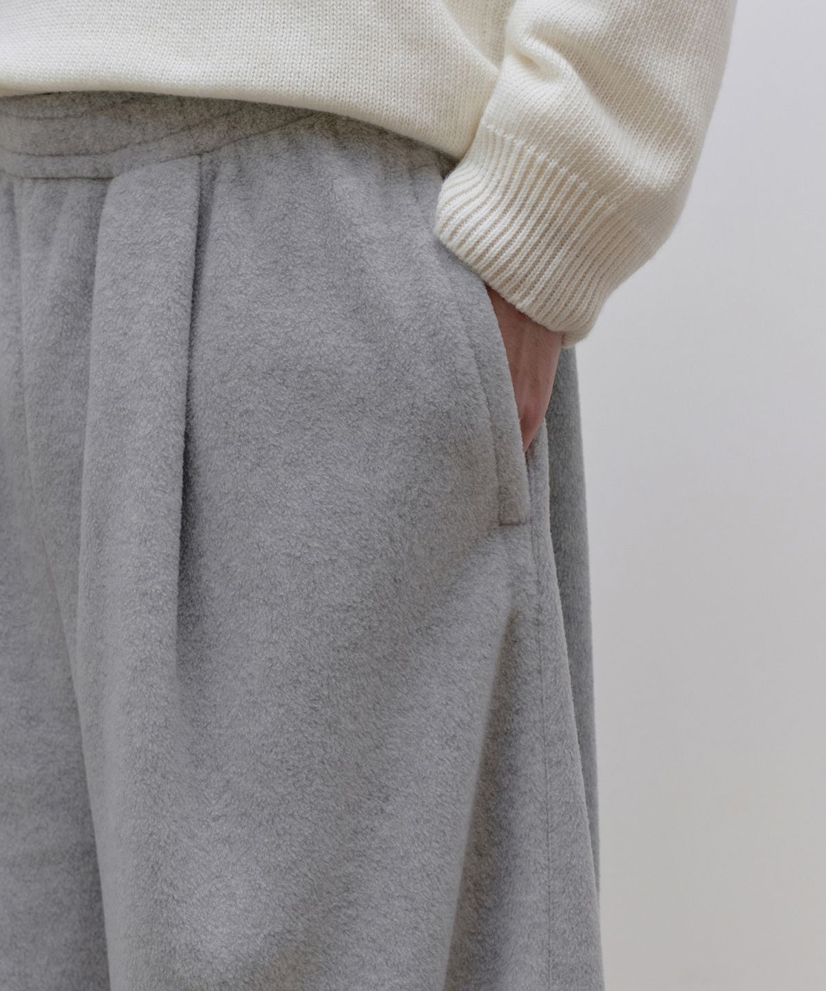 무신사 스탠다드(MUSINSA STANDARD) 폴라 플리스 원 턱 와이드 라운지 스웨트 팬츠 [멜란지 그레이]