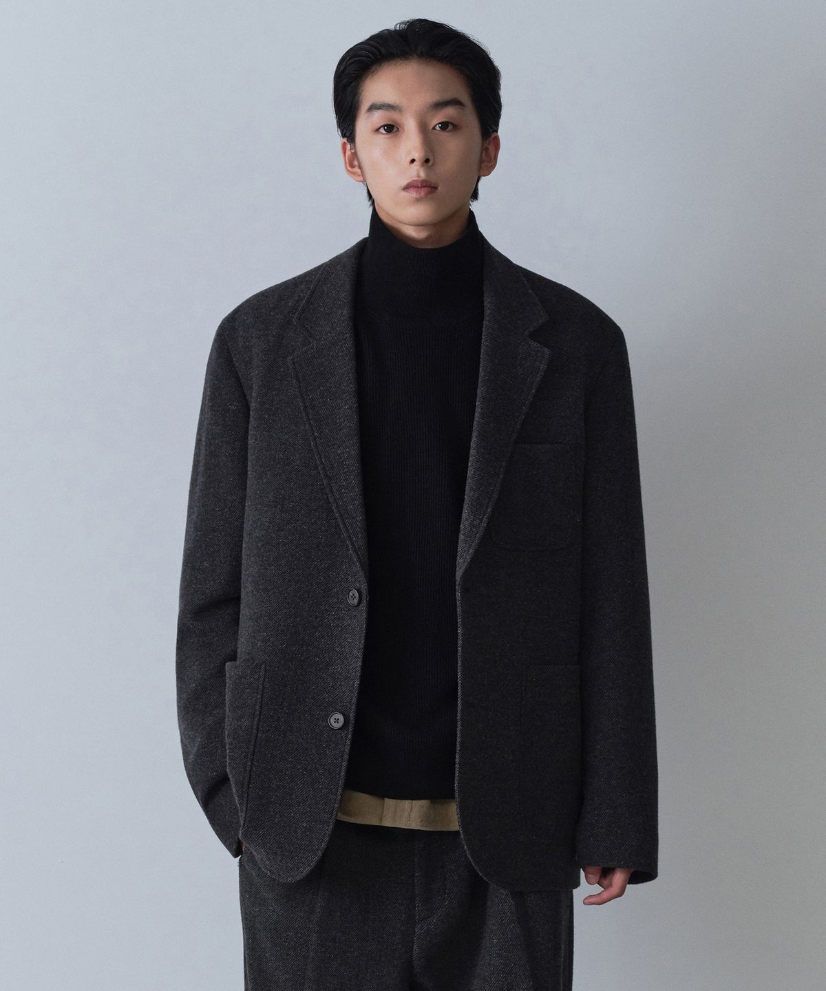 무신사 스탠다드(MUSINSA STANDARD) 울 블렌드 트래디셔널 아웃 포켓 블레이저 [차콜 그레이]