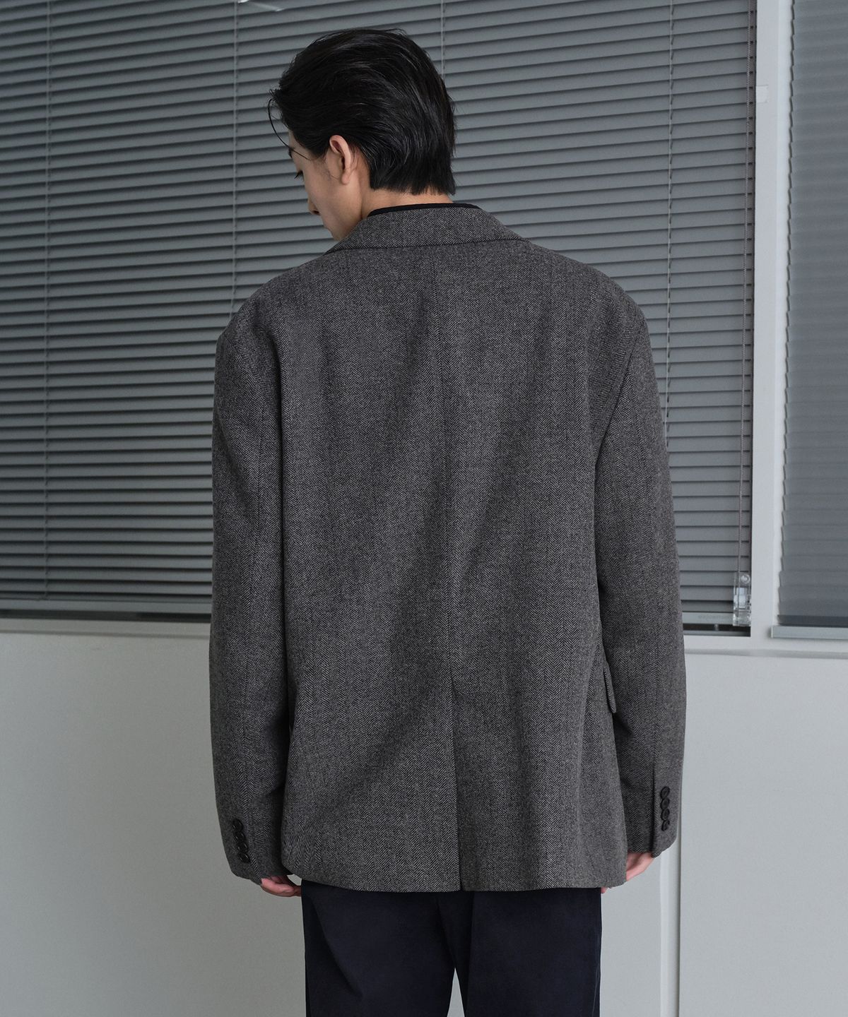 무신사 스탠다드(MUSINSA STANDARD) 울 블렌드 헤링본 릴렉스드 블레이저 [다크 그레이]