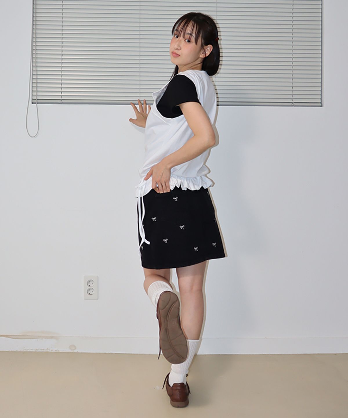 론론(RONRON) RIBBON PATTERN DENIM SHORT SKIRT DEEP BLACK