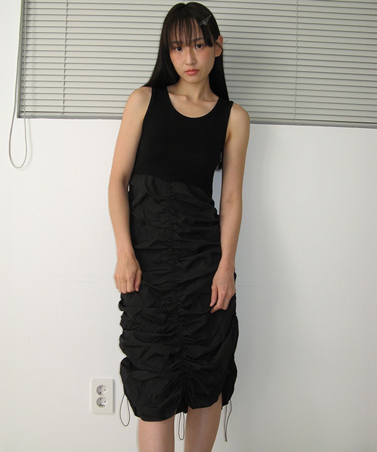 론론(RONRON) SLEEVELESS SHIRRING DRESS BLACK