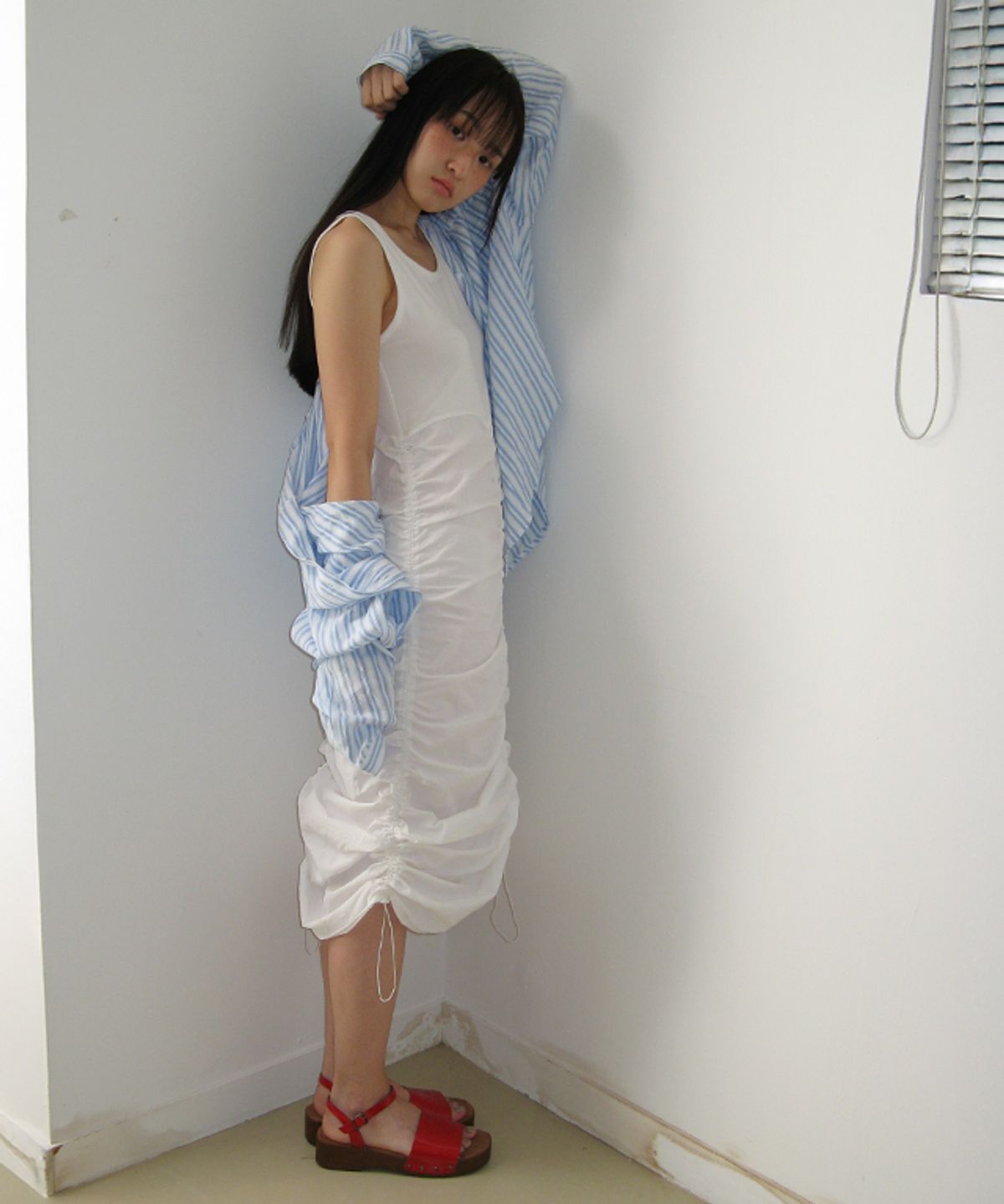 론론(RONRON) SLEEVELESS SHIRRING DRESS WHITE