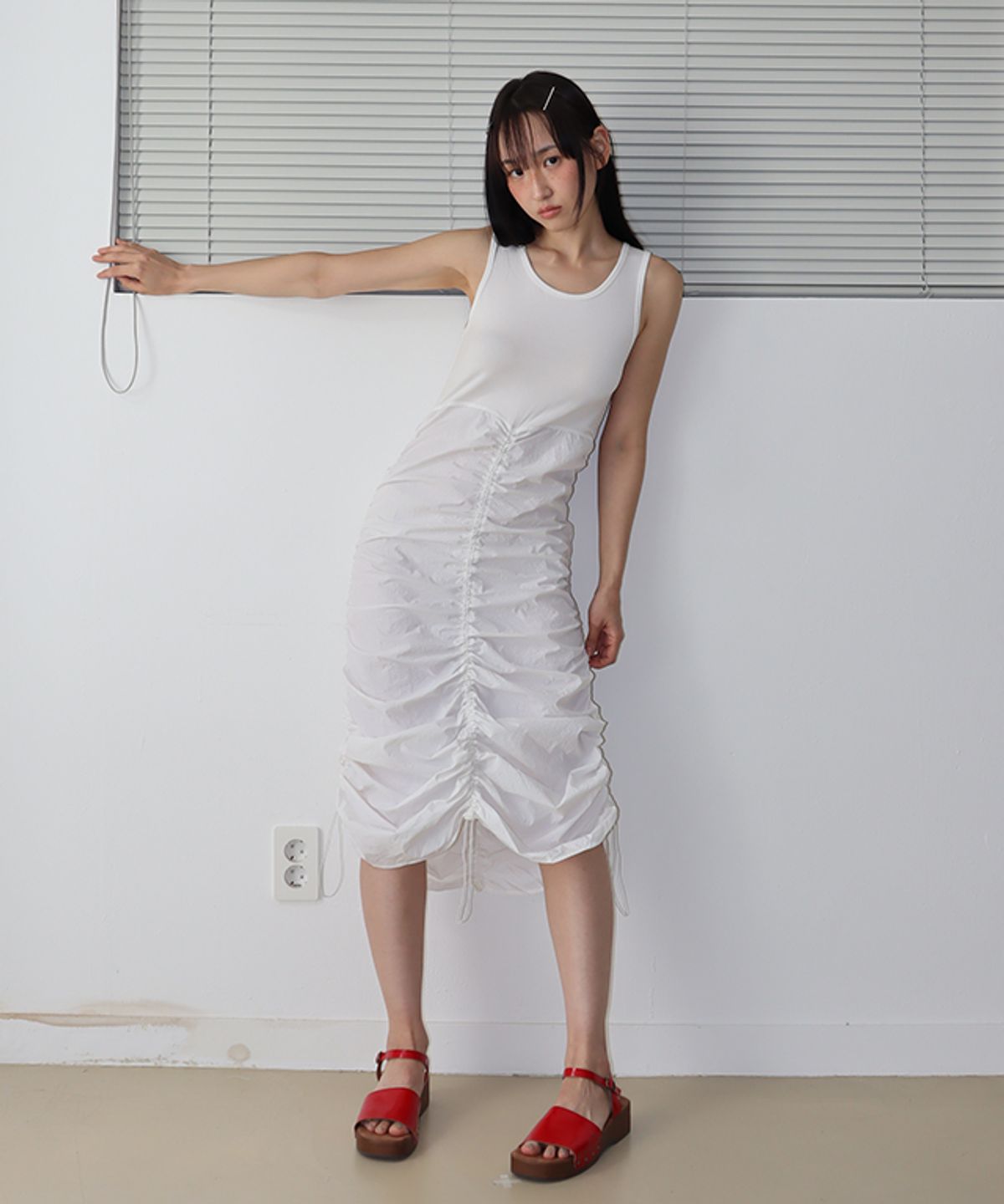 론론(RONRON) SLEEVELESS SHIRRING DRESS WHITE