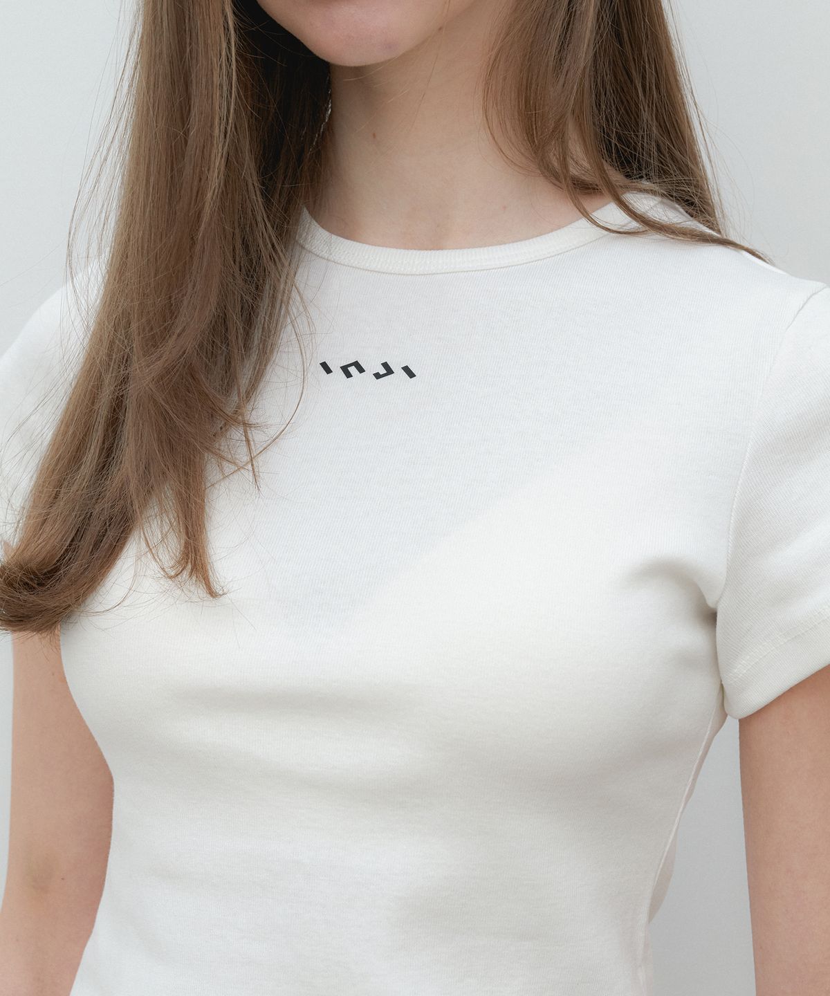 인지액티브(INJIACTIVE) Slim fit logo crop tee 화이트