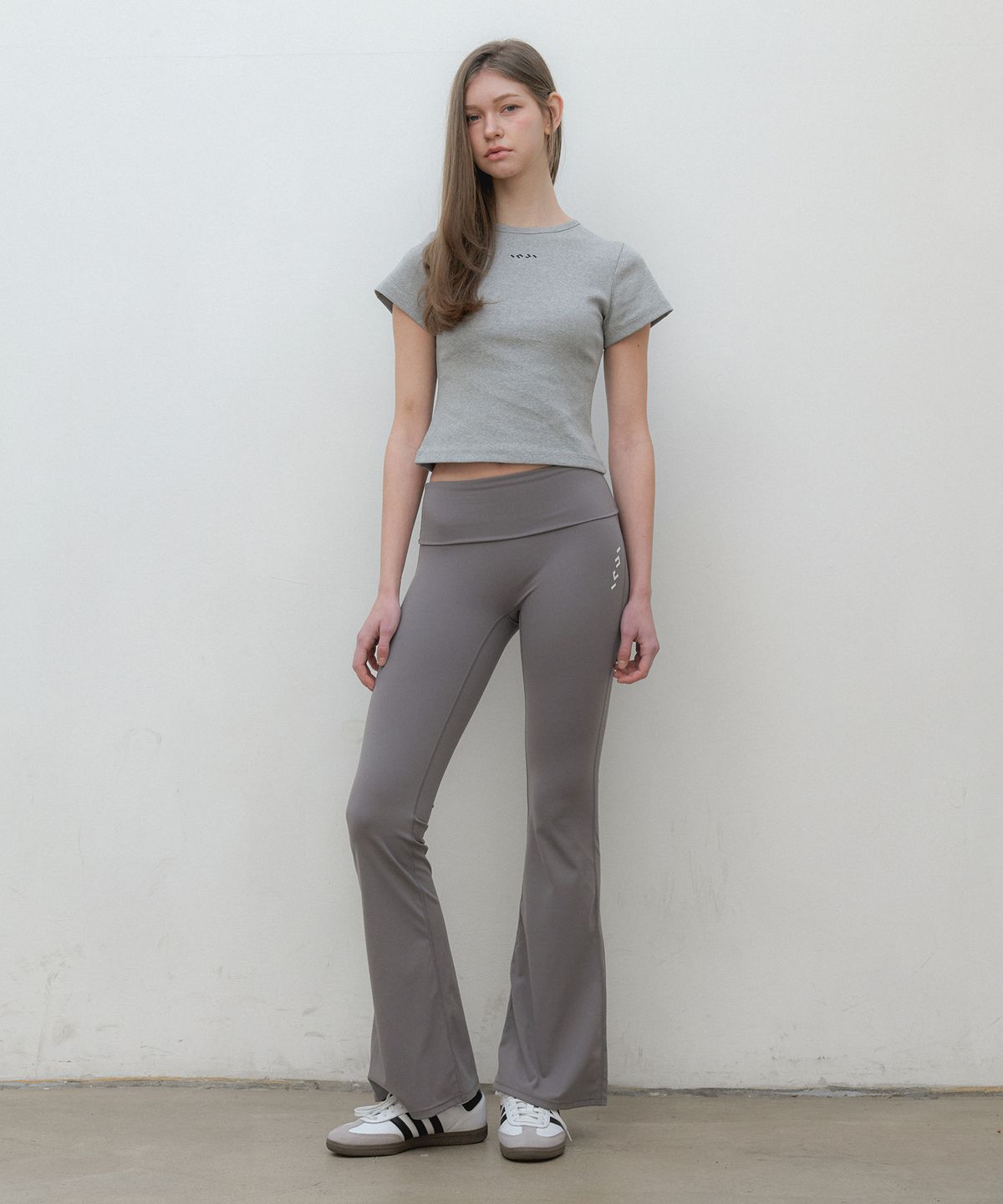 인지액티브(INJIACTIVE) Slim fit logo crop tee 그레이