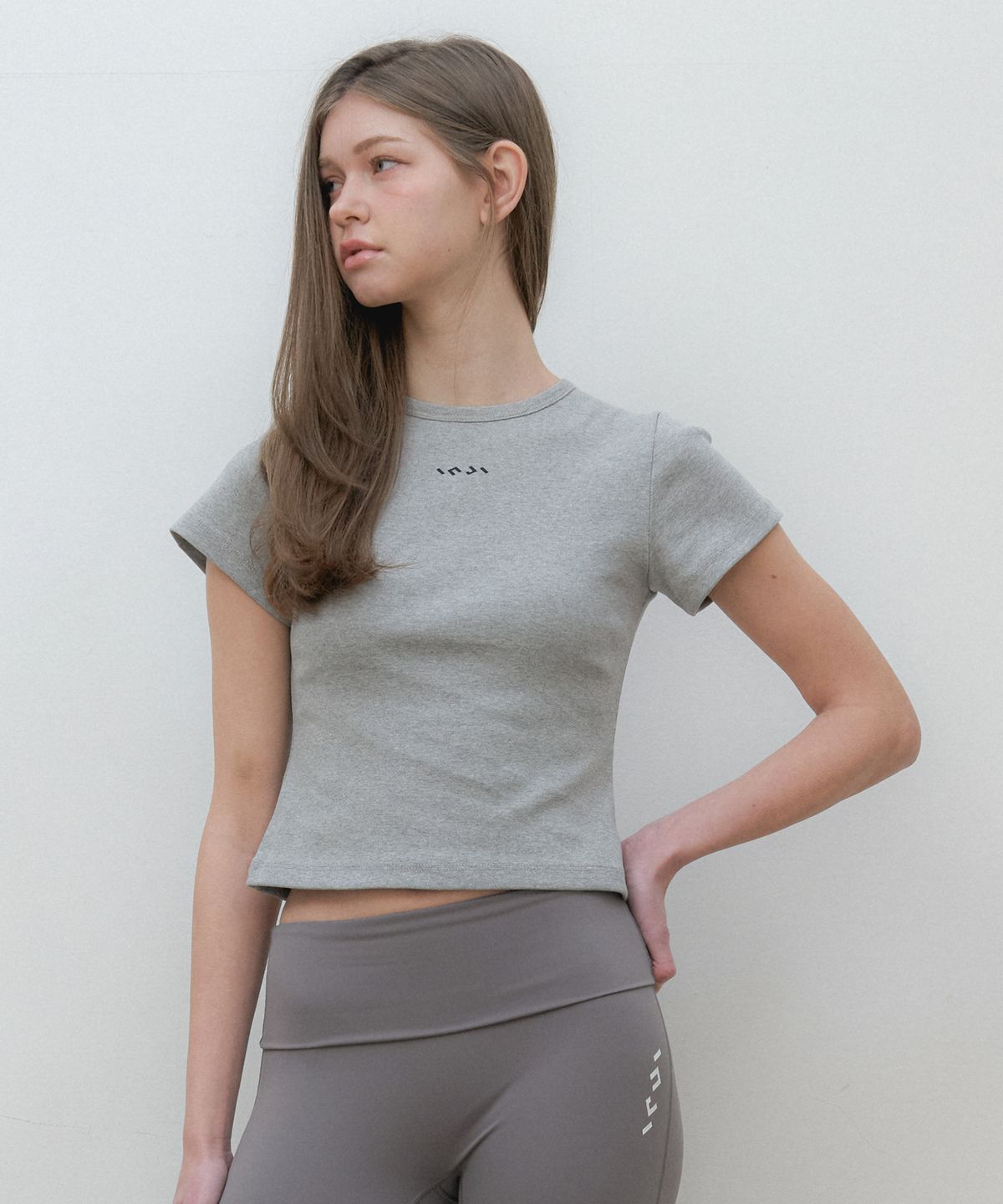 인지액티브(INJIACTIVE) Slim fit logo crop tee 그레이