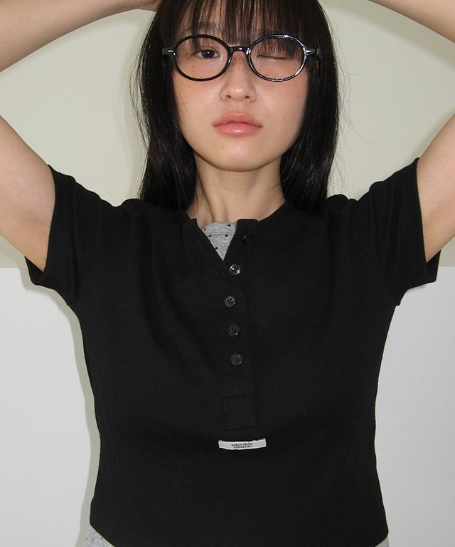 スリムフィット【RONRON】BUTTON LAYERED CROP HALF T SHIRT MUSINSA | RONRON BUTTON LAYERED CROP HALF T SHIRT BLACK STAR