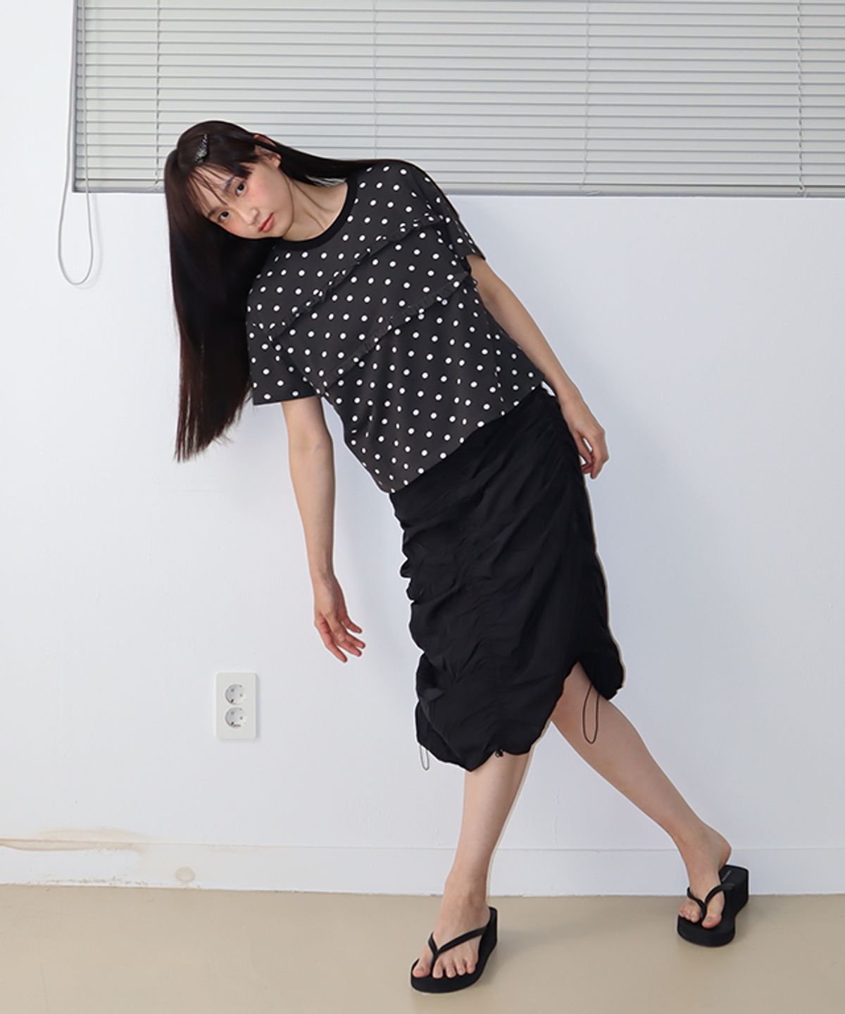 론론(RONRON) PENDANT LINE FRILL BASIC FIT T SHIRT CHARCOAL DOT