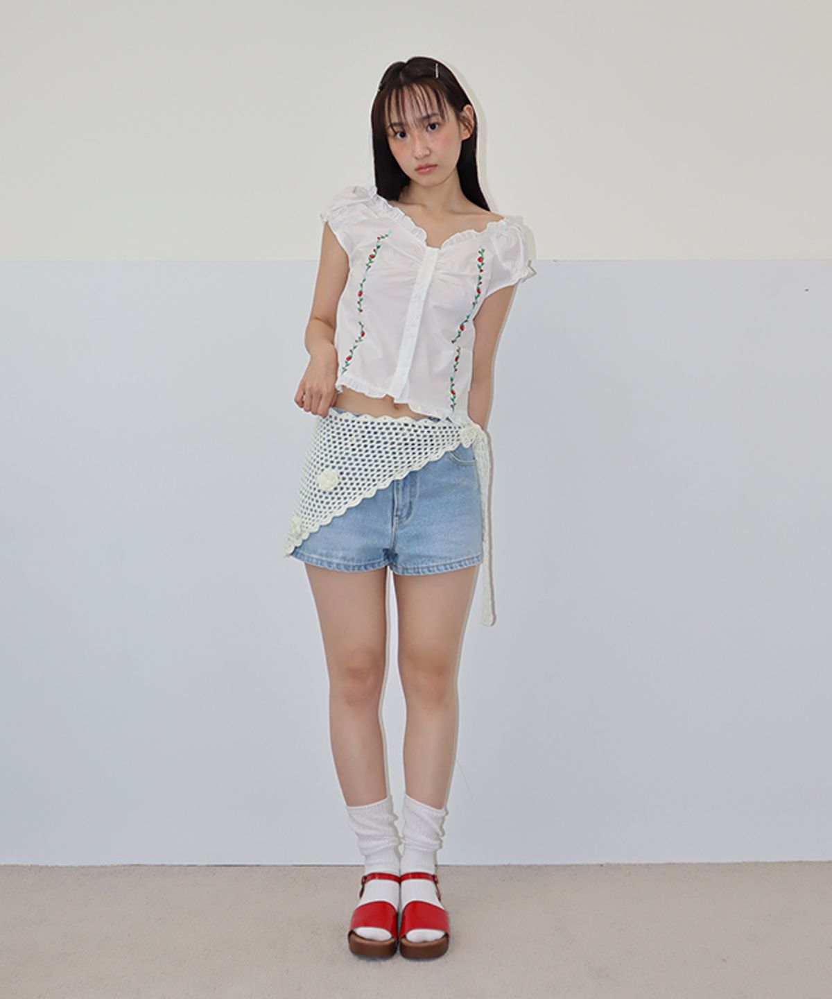 론론(RONRON) RASPBERRY EMBROIDERY FRILL BLOUSE WHITE