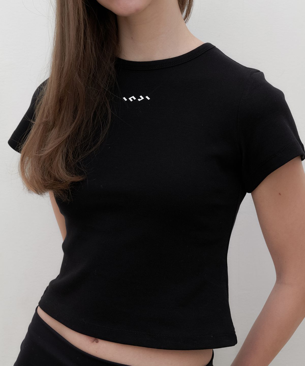 인지액티브(INJIACTIVE) Slim fit logo crop tee 블랙