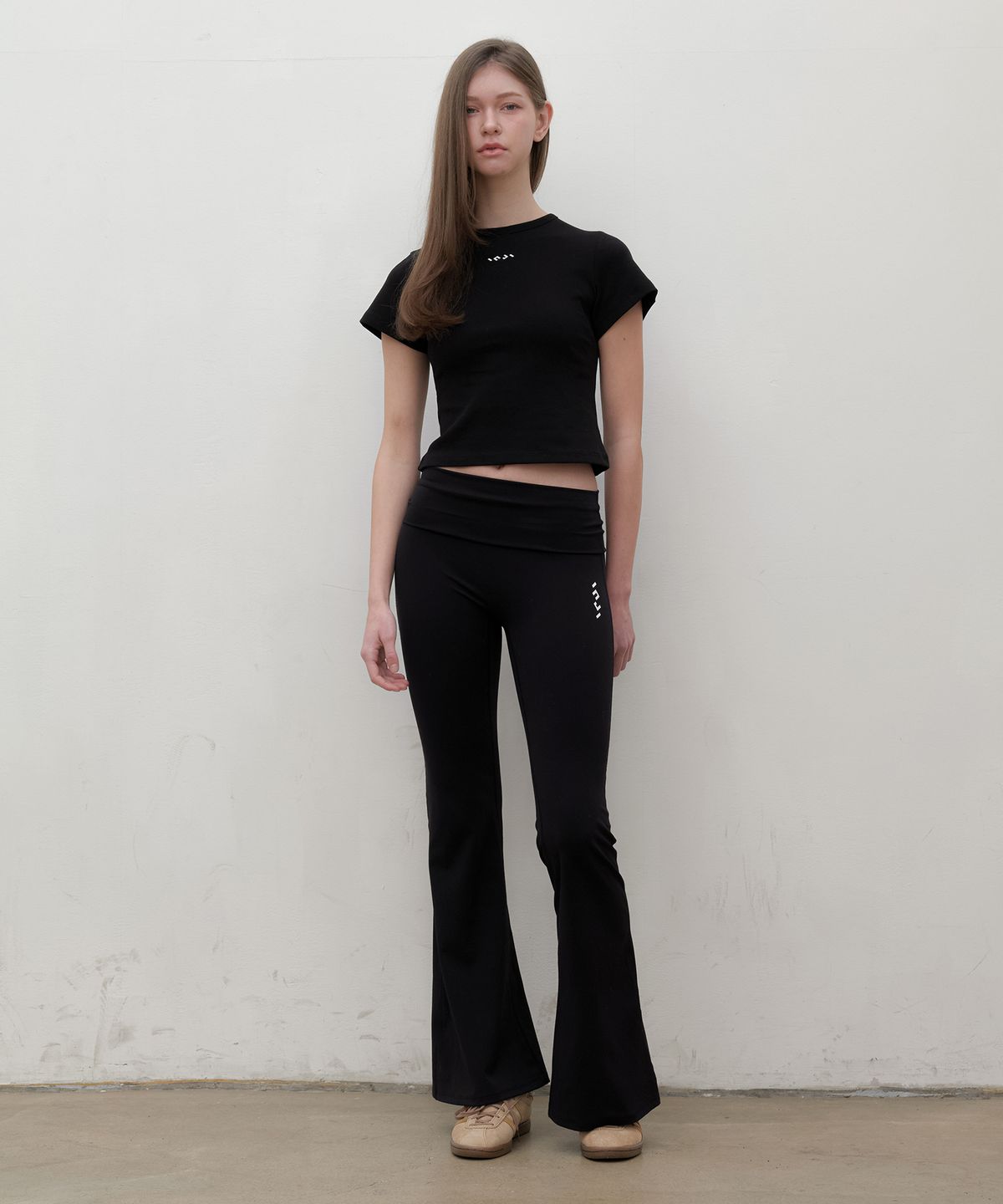 인지액티브(INJIACTIVE) Slim fit logo crop tee 블랙
