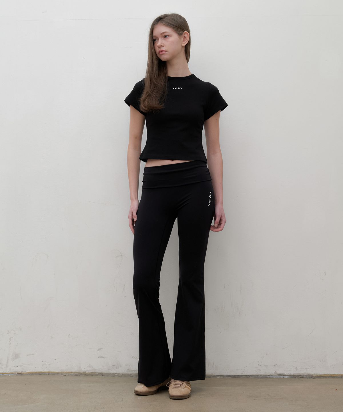 인지액티브(INJIACTIVE) Slim fit logo crop tee 블랙