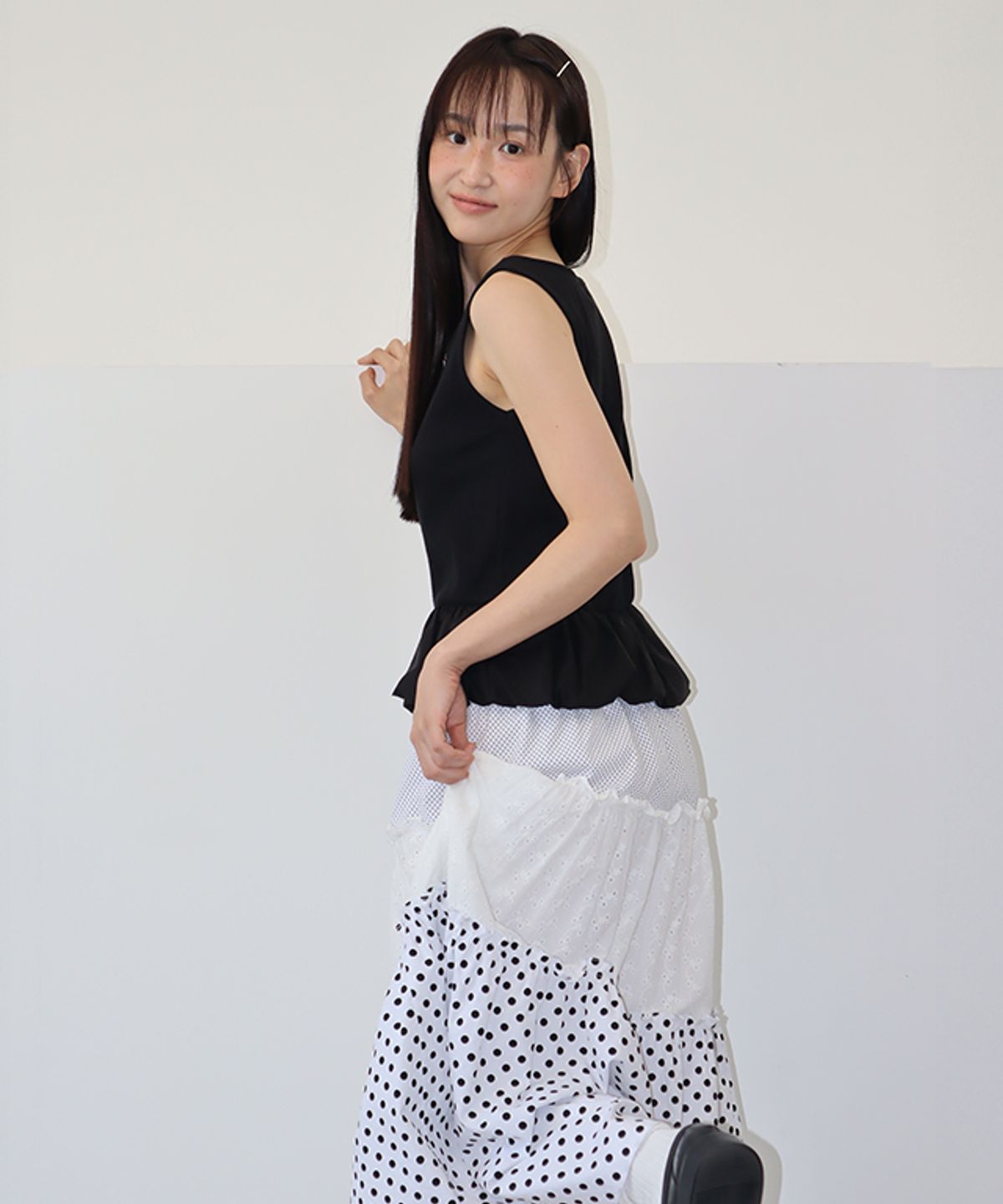 론론(RONRON) EYELET BALLOON SLEEVELESS BLACK