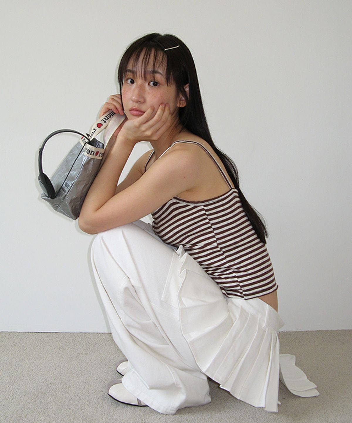 론론(RONRON) HEART BUTTON GOLGI SLEEVELESS BROWN STRIPE